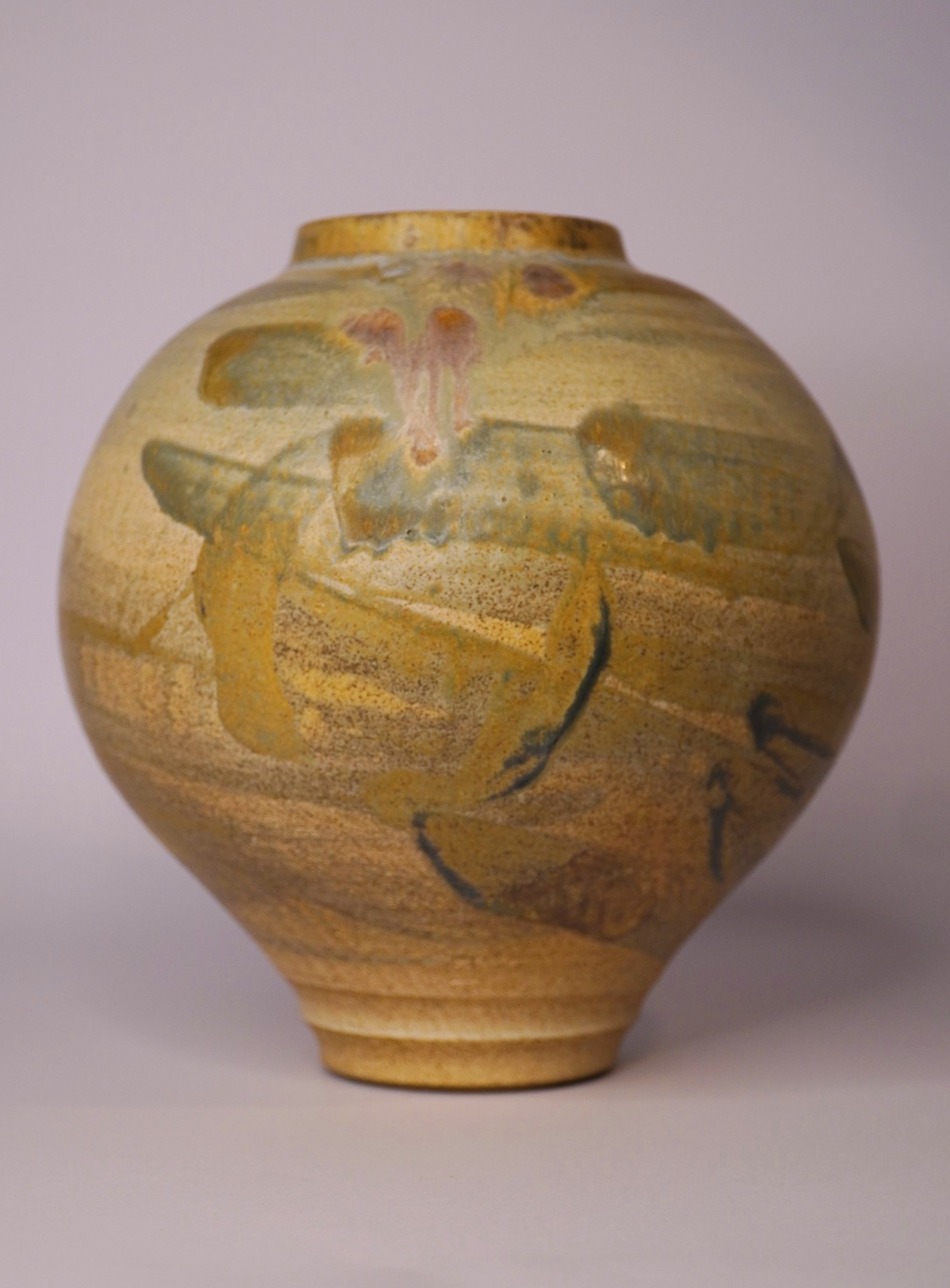 Overflowing round vase