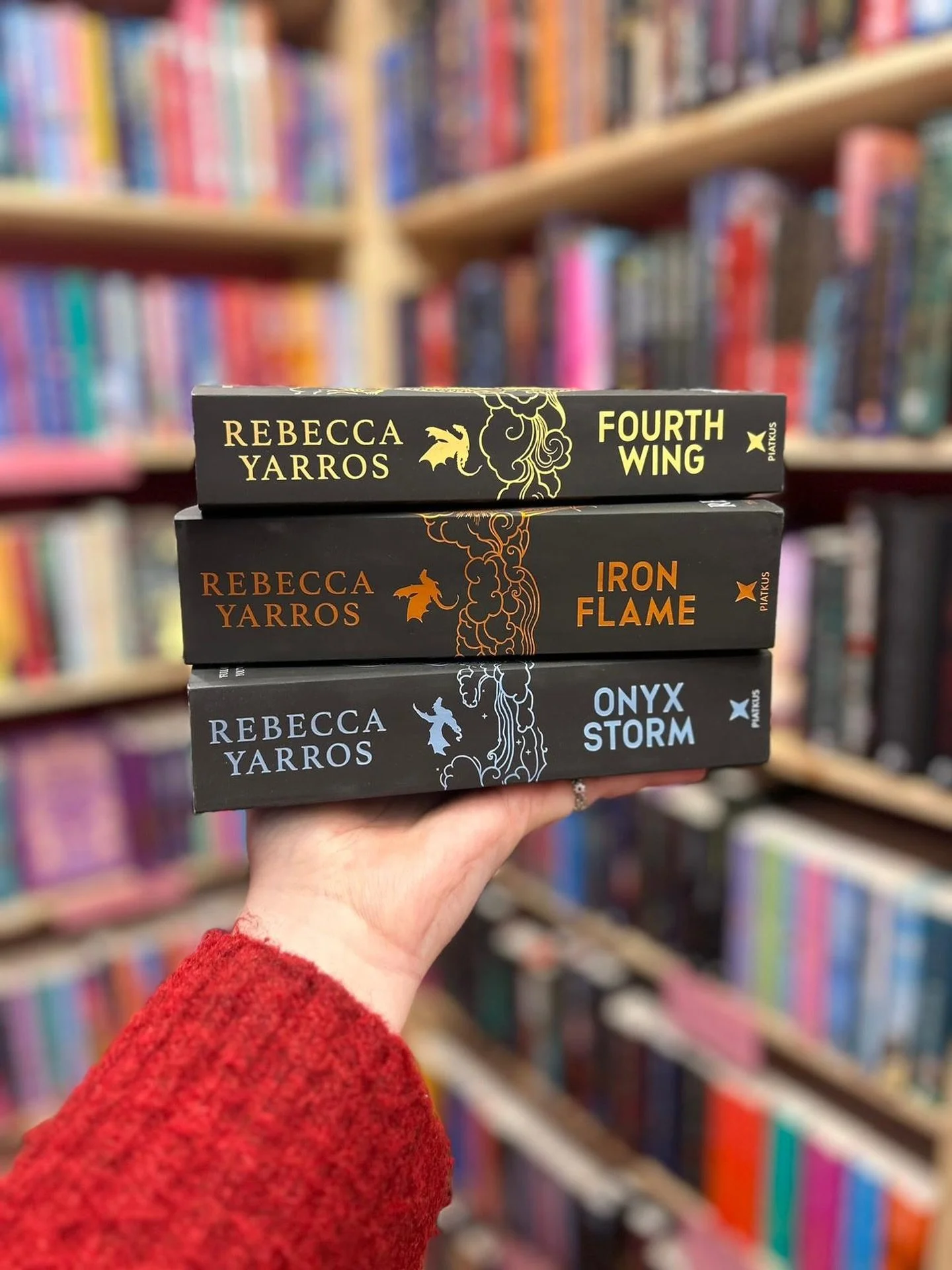 Onyx Storm is now out in paperback! 🐲 Grab your leathers, we have dragons to ride ⚔️