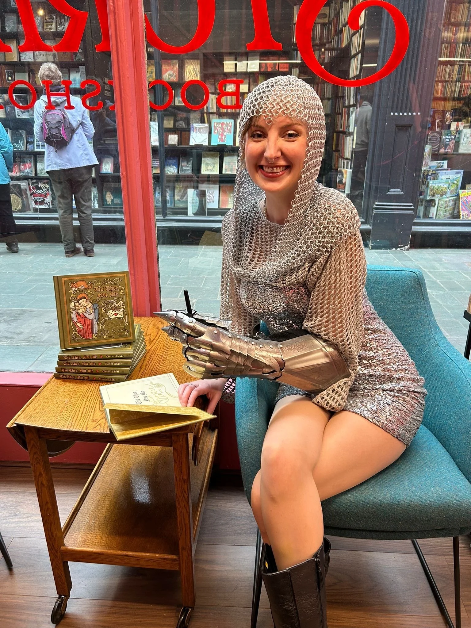 The completely fabulous @claricetudor popped into the shop yesterday to sign some copies of her upcoming book, &lsquo;Tis Thee, Not Me ⚔️💔