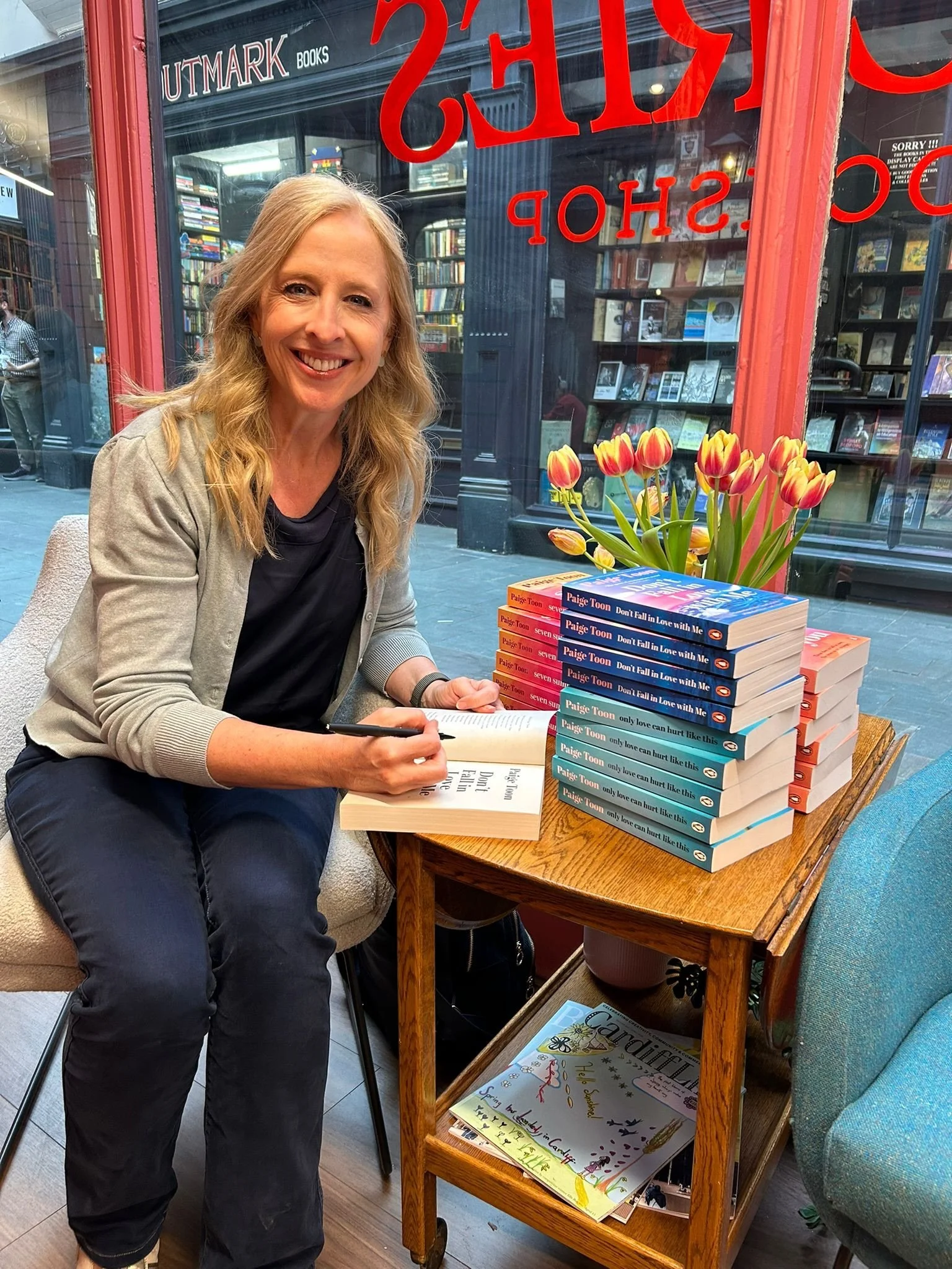 Had the brilliant @paigetoonauthor and @lindseykelk / @ellekelkauthor grace us by popping into the shop to sign some of their books earlier this week 😍