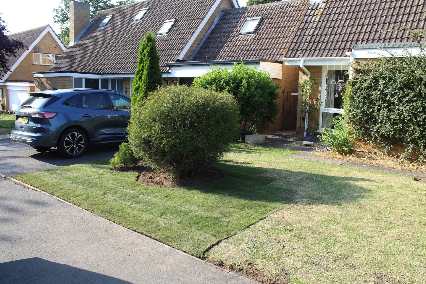 A Turfing Job from June 2025🌿
The customer originally had a densely populated flower bed in this area but wanted it removing due to the constant upkeep🌻
We then decided it would look better as turf, so we set about sourcing some local turf and gett