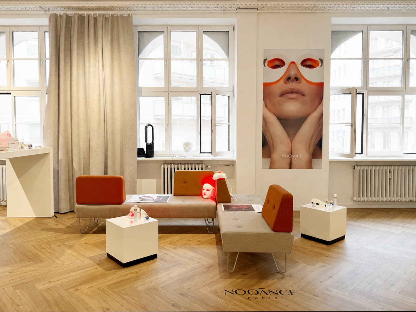 Brand- und Showroom-Setup im hellen Tageslichtstudio von Lumo Studios München, ideal für Produktpräsentationen, Launches, Events und Content-Produktionen.