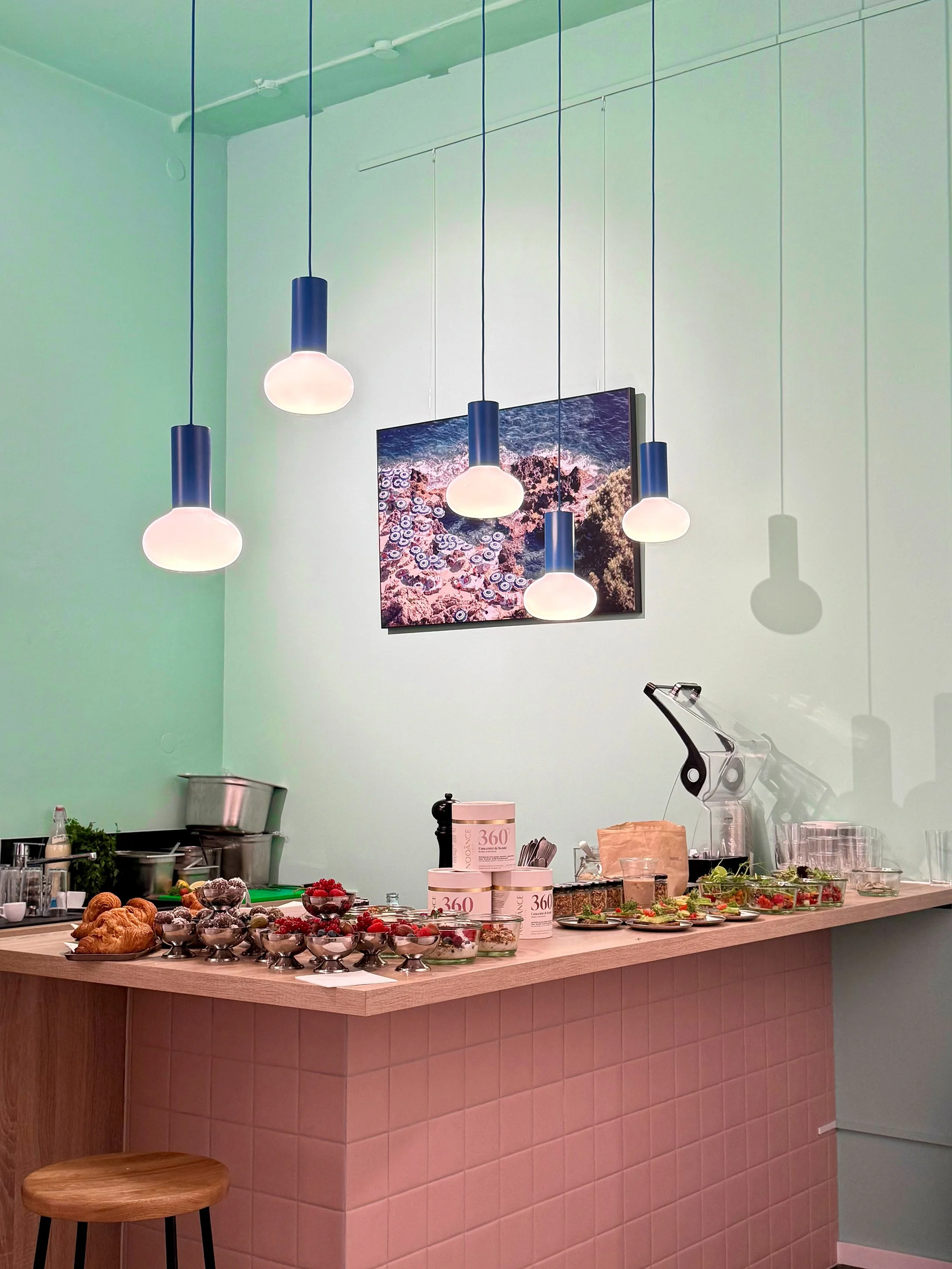 Küchen- und Barbereich im Lumo Studios München mit aufgebautem Catering, ideal für Events, Workshops, Shootings und Produktionen.