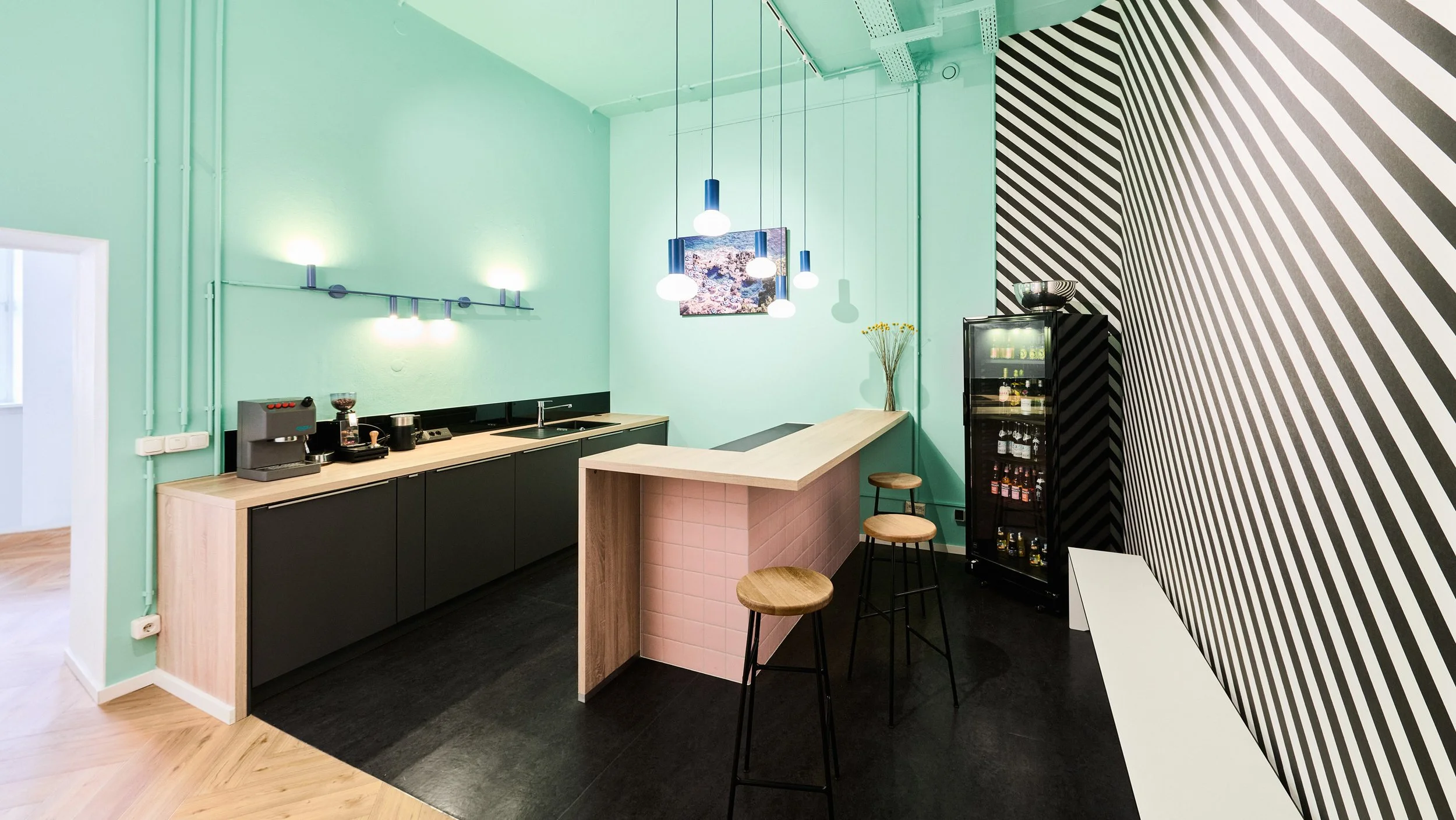 Moderne Küche mit Barbereich im Lumo Studios Mietstudio in München, ideal für Foto- und Filmproduktionen, Events und Caterings.