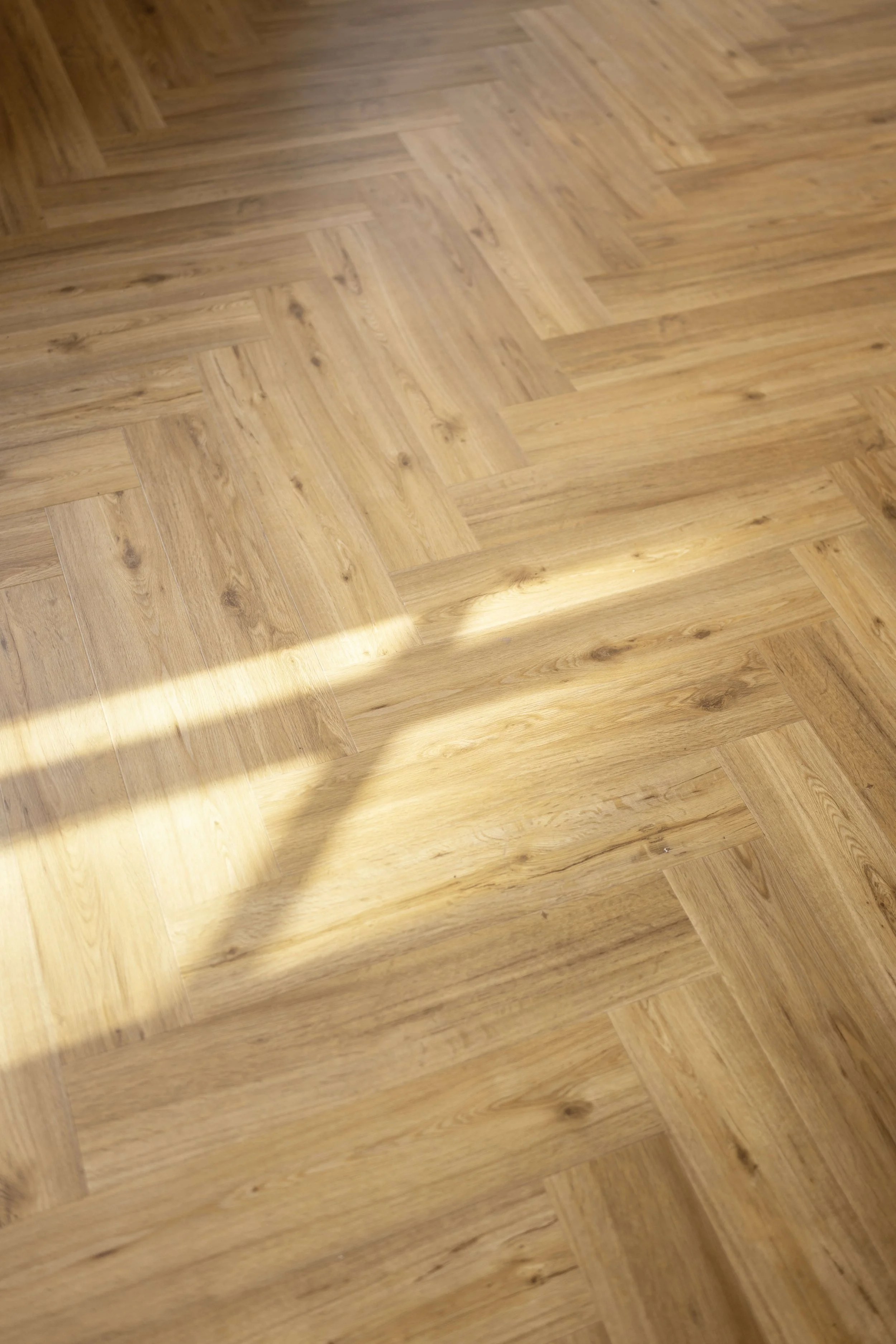 Holzfußboden mit Lichtstrahl