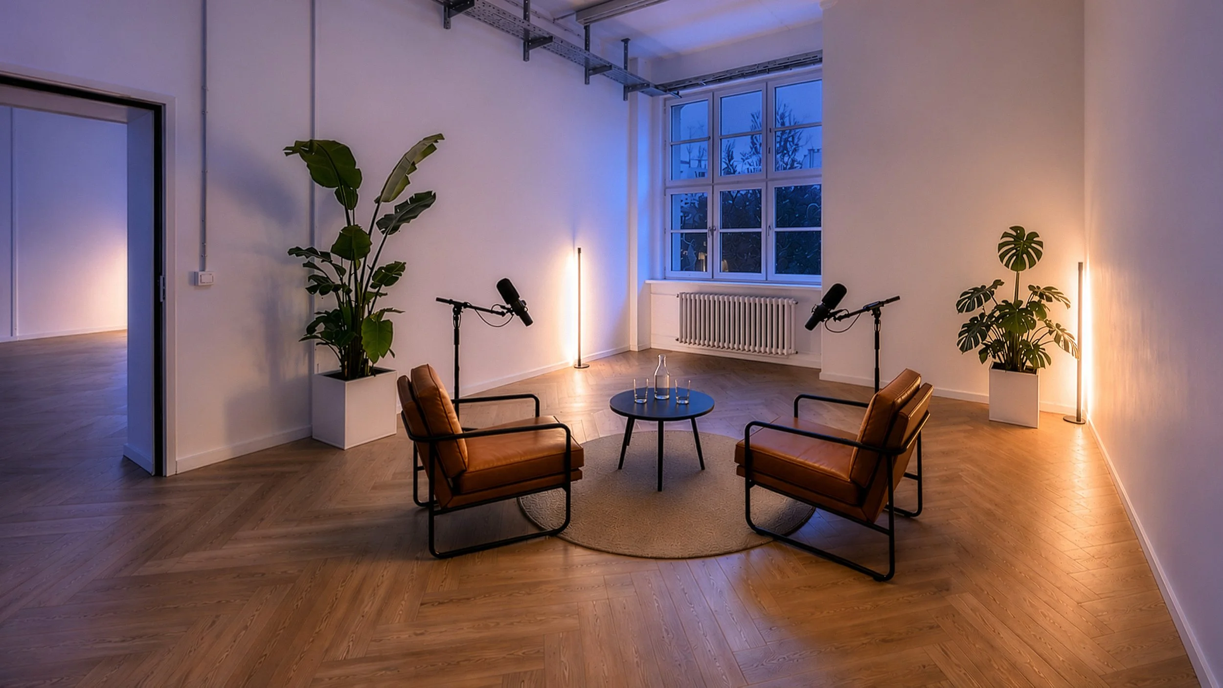 Modernes Podcast-Setup in Studio 3 von Lumo Studios München, mit zwei Sesseln, Mikrofonen, stimmungsvoller Beleuchtung und minimalistischer Atmosphäre für Interviews und Audioaufnahmen.