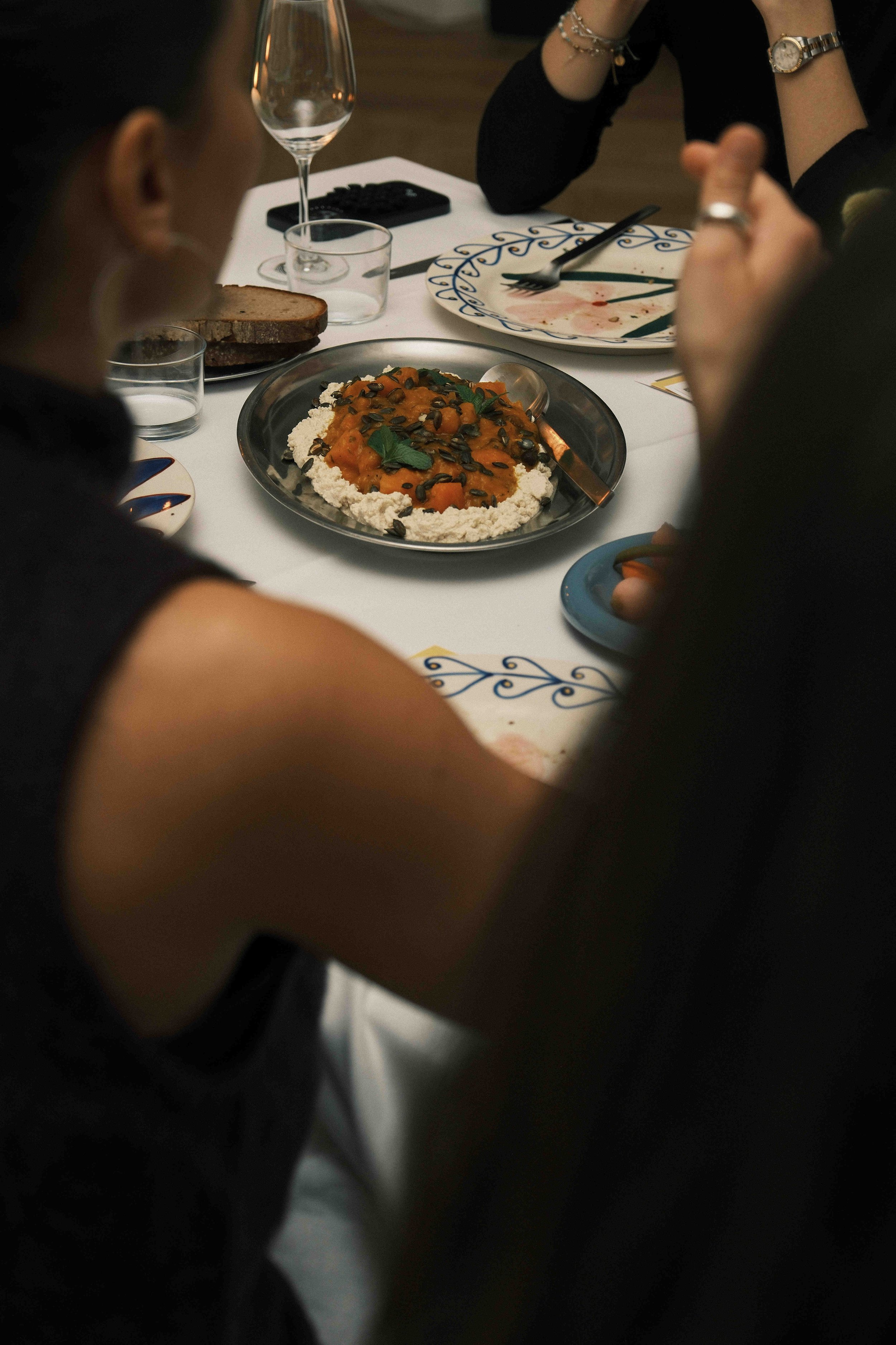 Menschen essen bei einem Abendessen, der Tisch hat köstliches Essen und Geschirr.