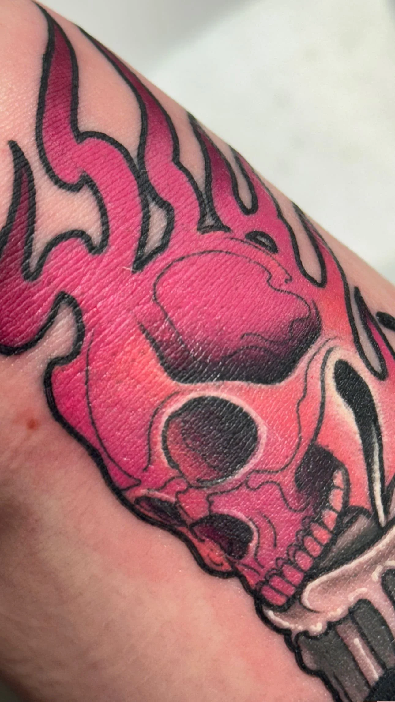 Pink new school skull tattoo med farverige detaljer lavet af tatovør Bruno Mazallo
