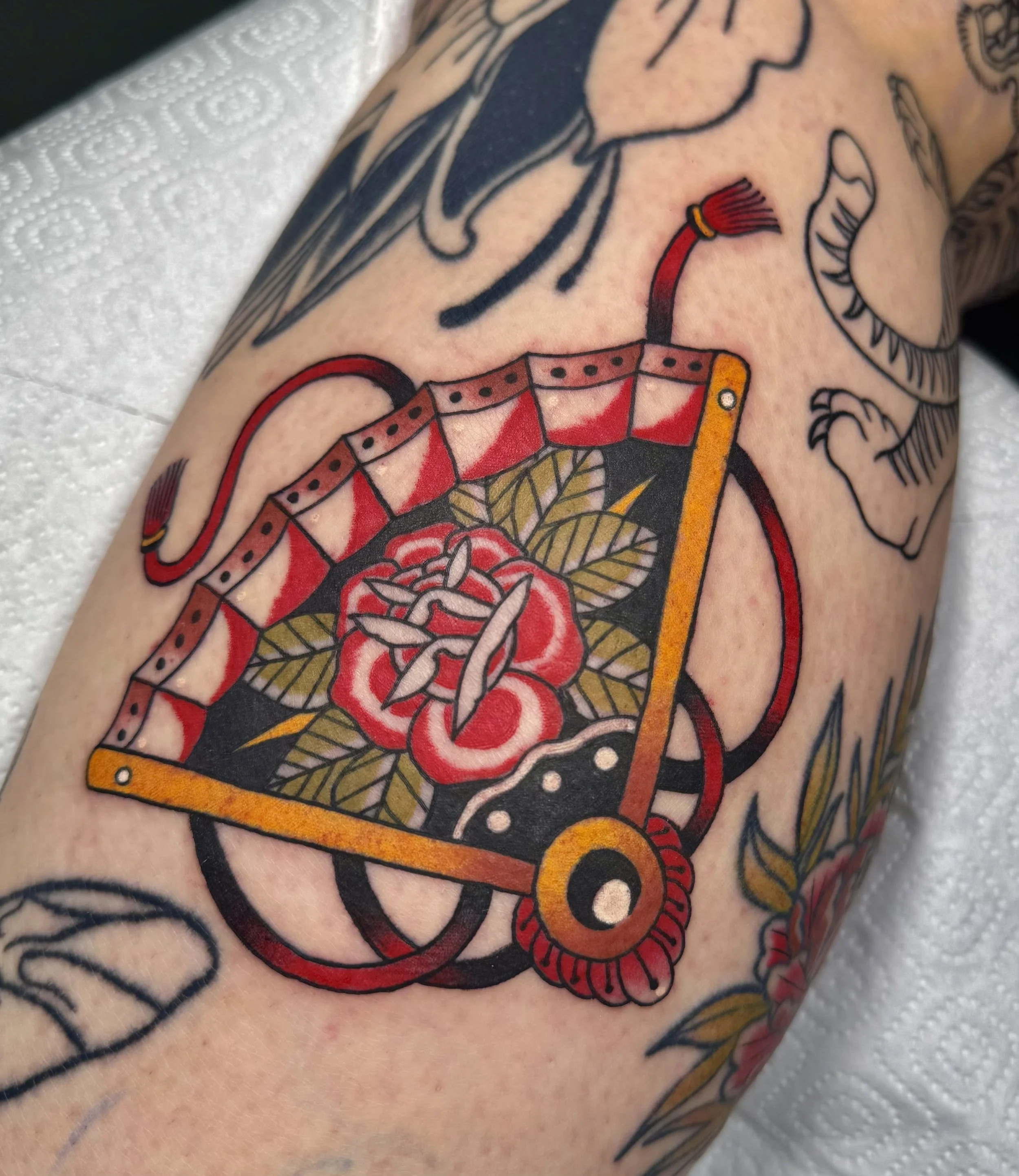 Japansk traditional vifte tattoo i farver lavet af tatovør Bruno Mazallo