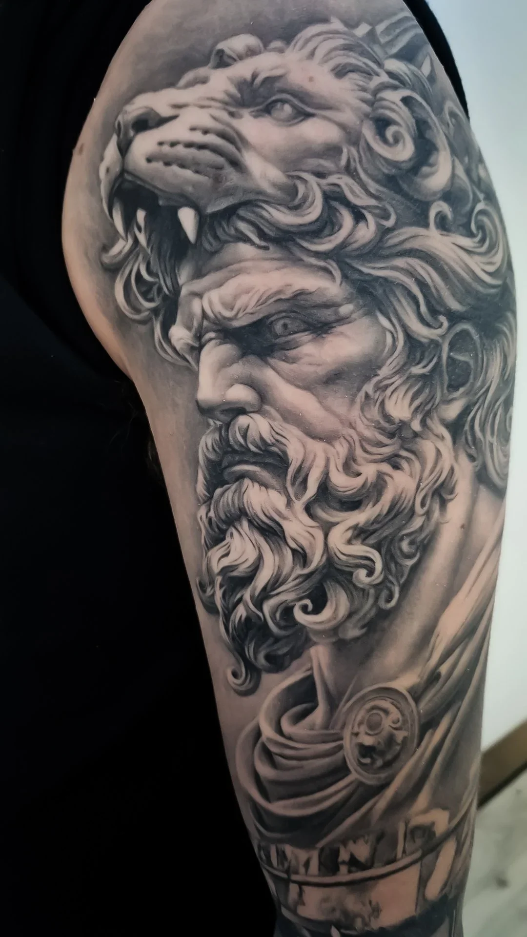 Græsk inspireret tattoo sleeve med klassiske motiver – detaljeret tatovering lavet hos Lind Studio i Randers