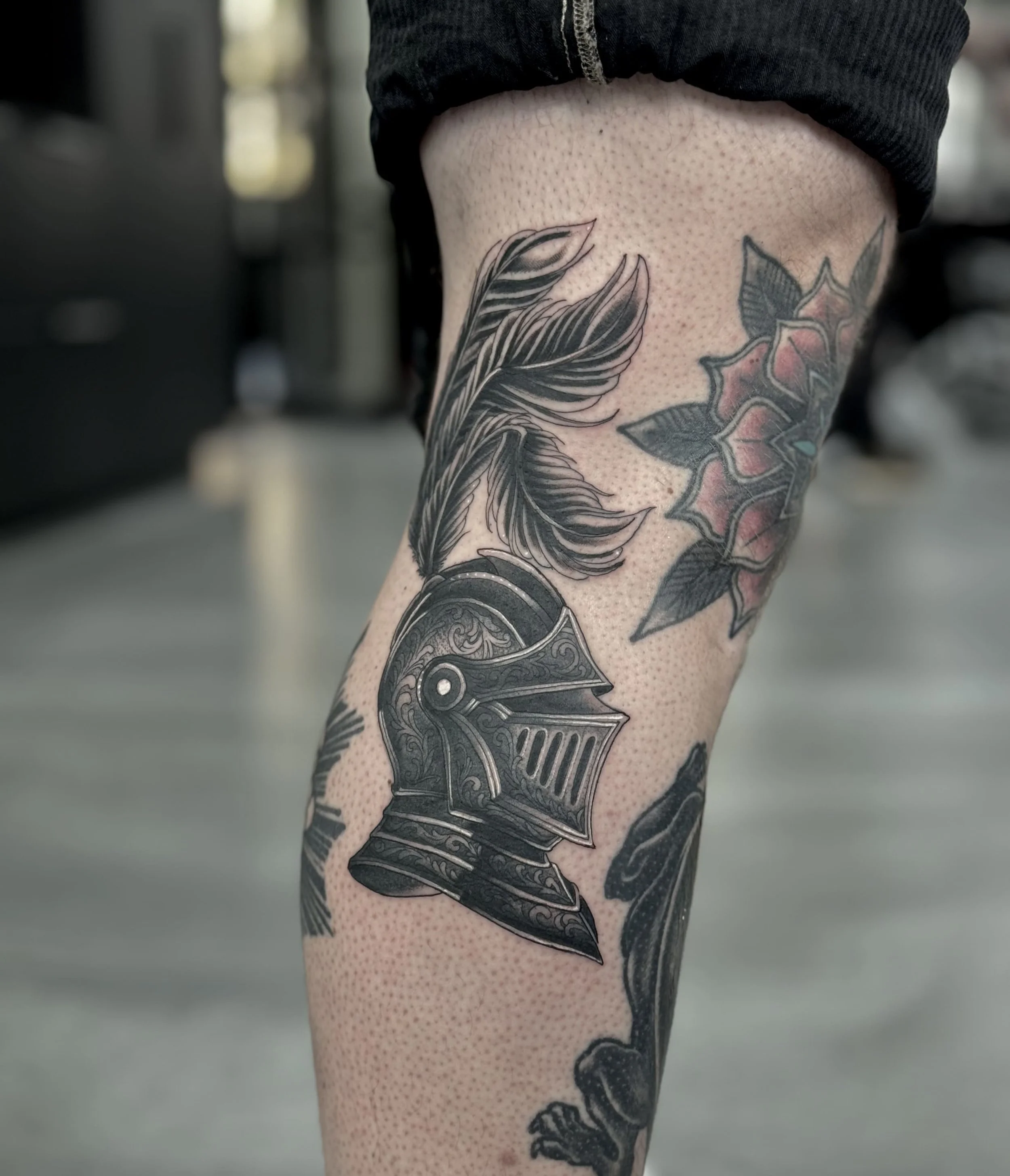 Black & grey knight tattoo med detaljeret riddermotiv lavet af tatovør Bruno Mazallo