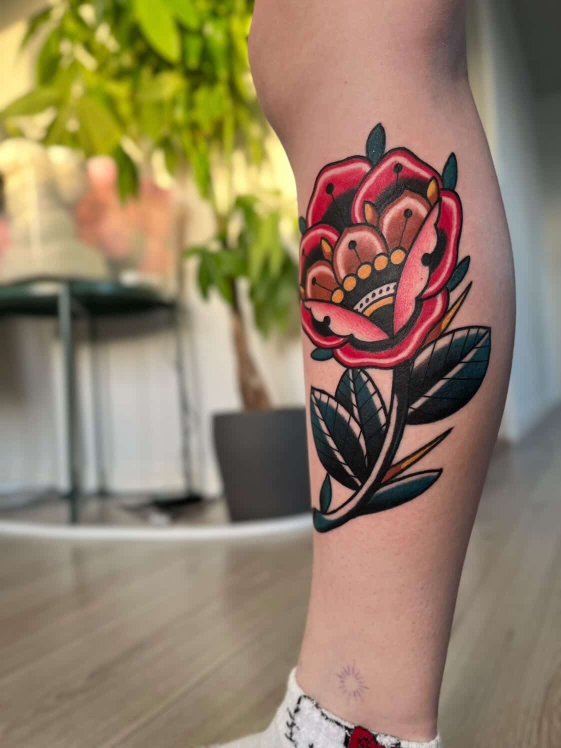 Farverig old school blomst tattoo i traditionel stil lavet af tatovør Bruno Mazallo