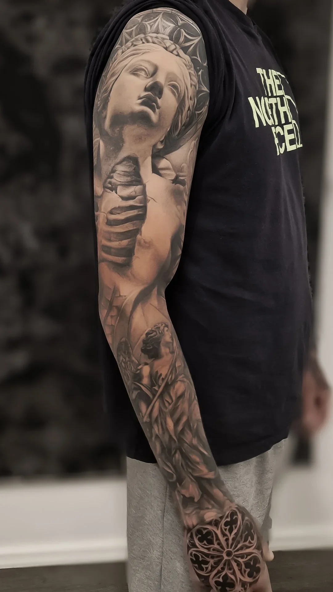 Full sleeve tattoo med græsk kvindemotiv – elegant tatovering med klassisk inspiration, lavet hos Lind Studio i Randers