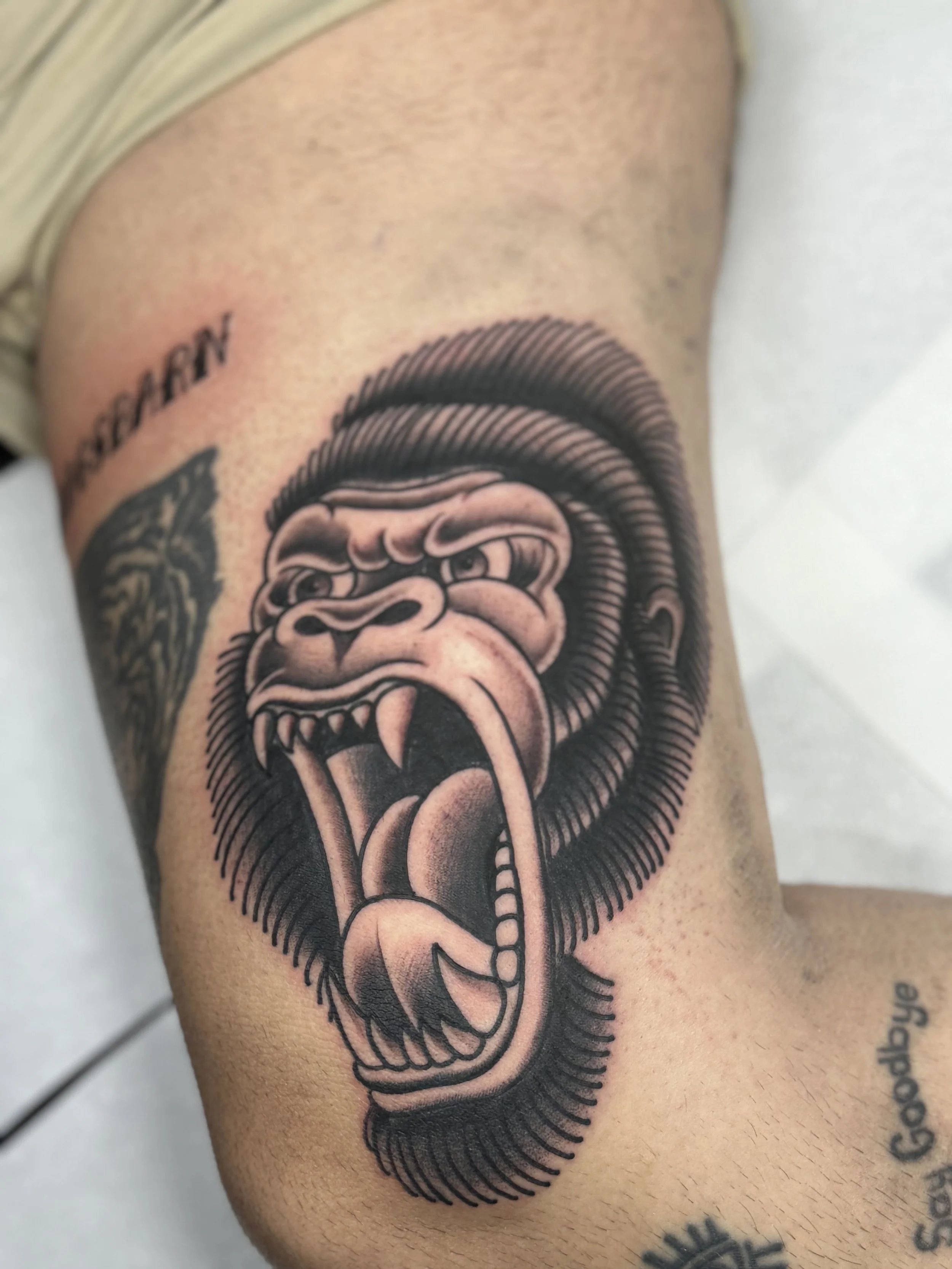 Old school gorillahoved tatovering med klassiske traditionelle detaljer lavet af tatovør Bruno Mazallo