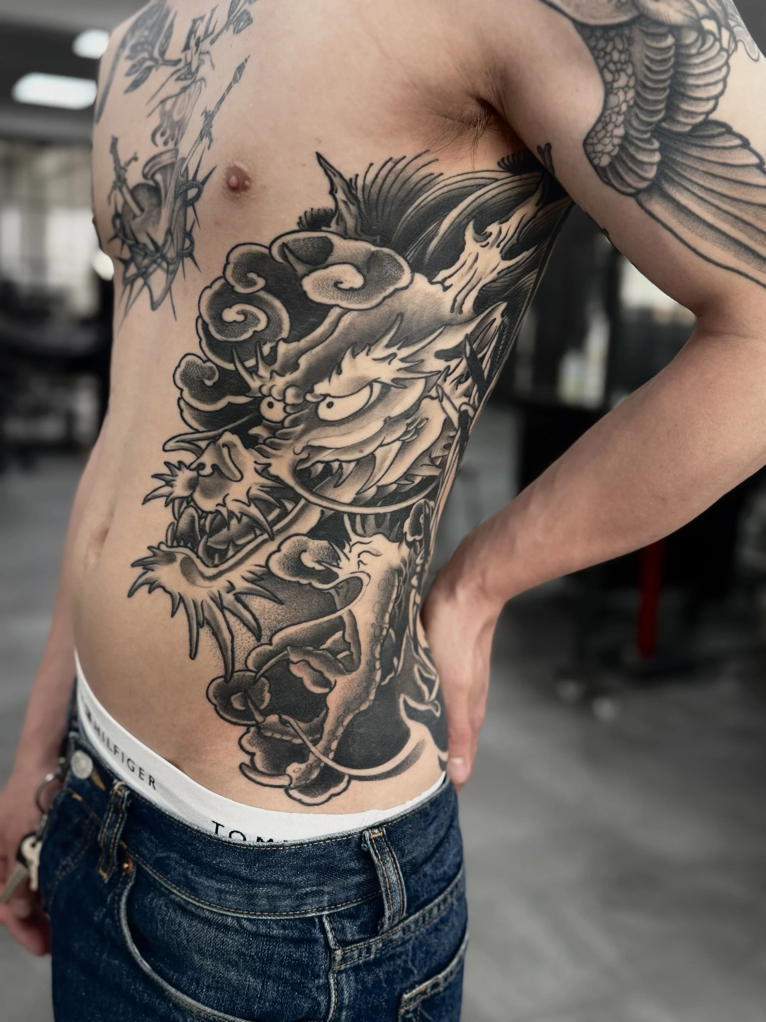 Traditionel japansk drage tatovering med klassiske japanske detaljer lavet af tatovør Bruno Mazallo