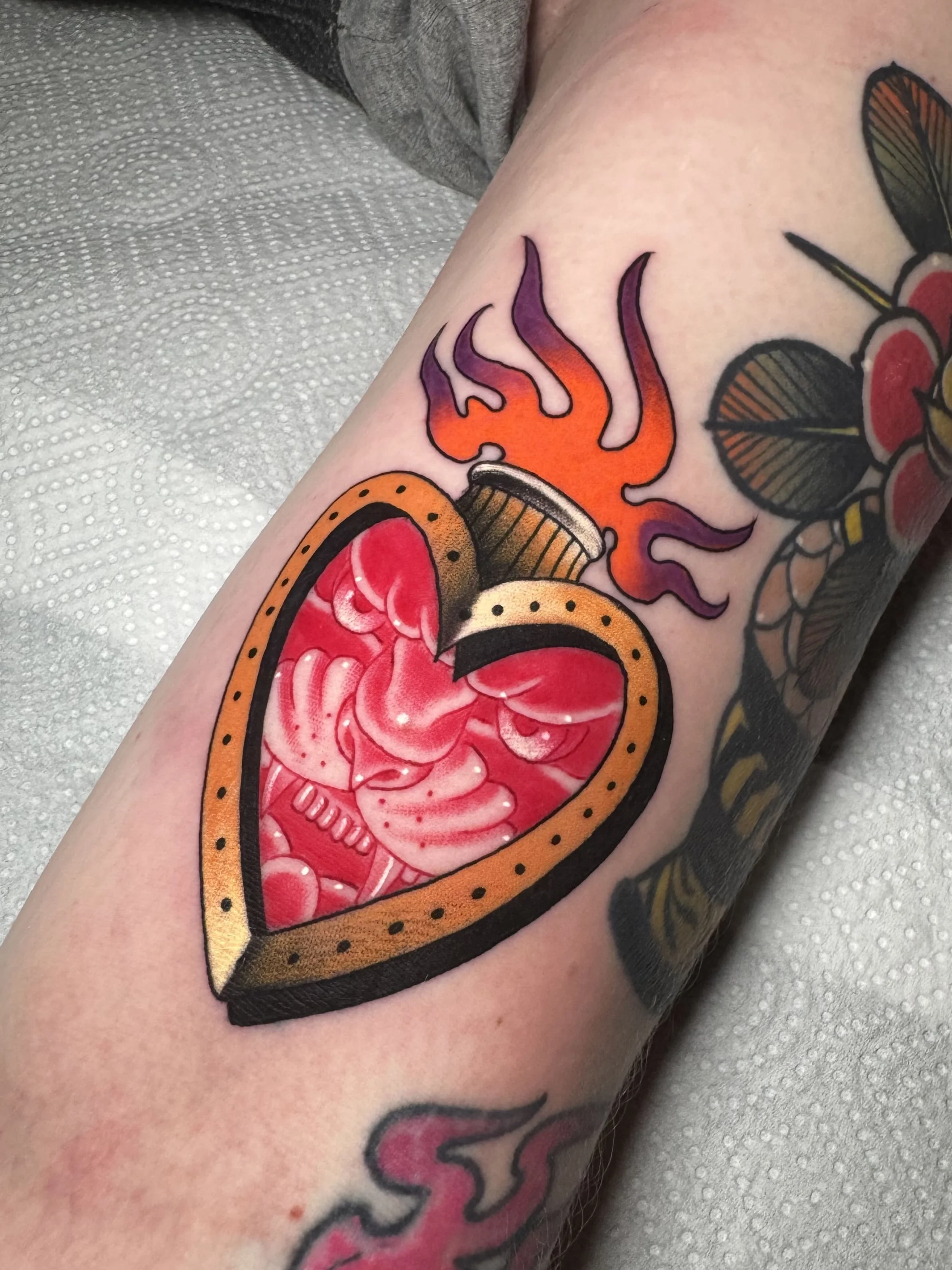 Old school hjerte tatovering i farver med detaljeret motiv indeni, lavet af tatovør Bruno Mazallo