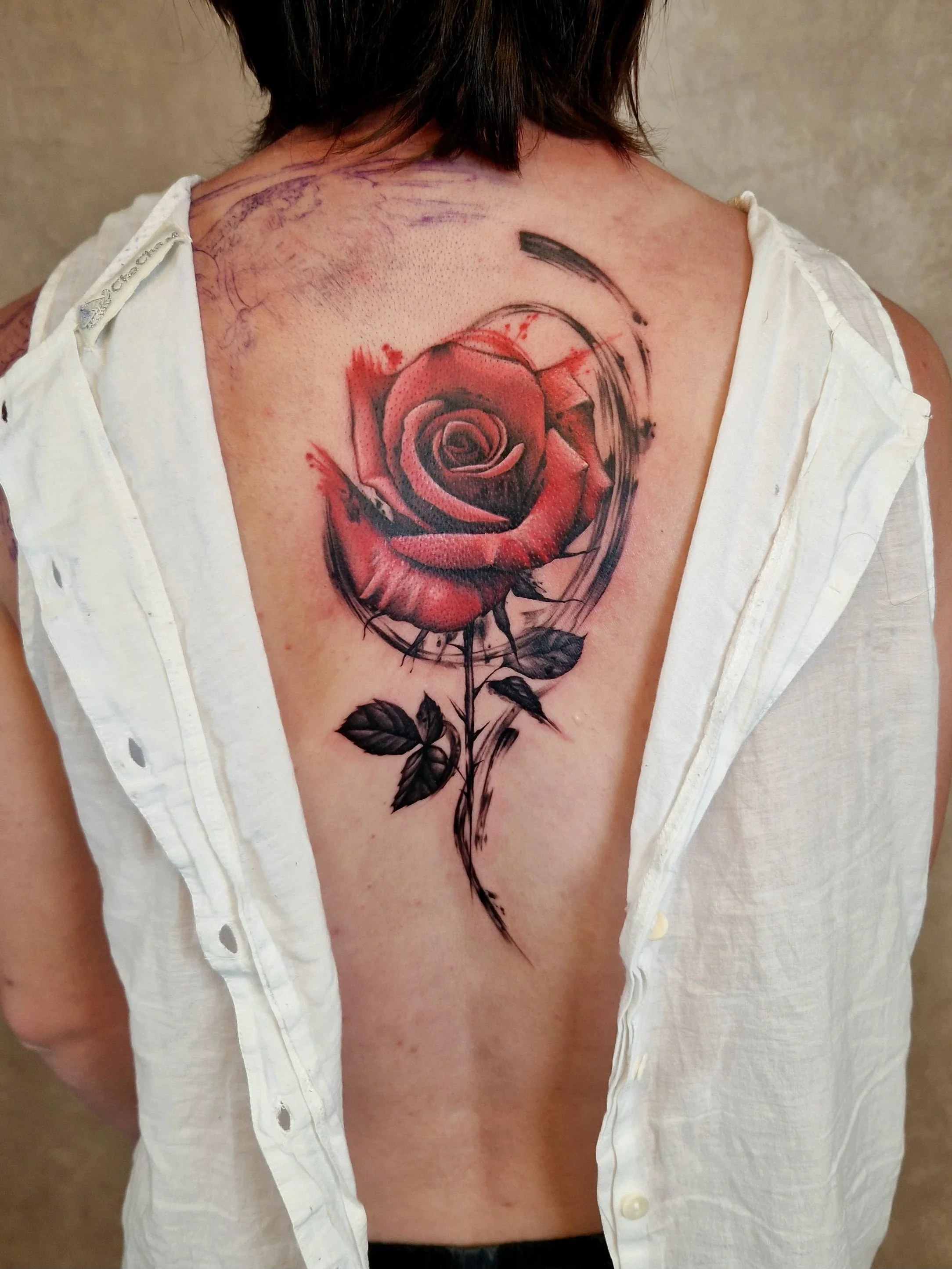 Rød rose tatovering udført hos Lind Studio i Randers