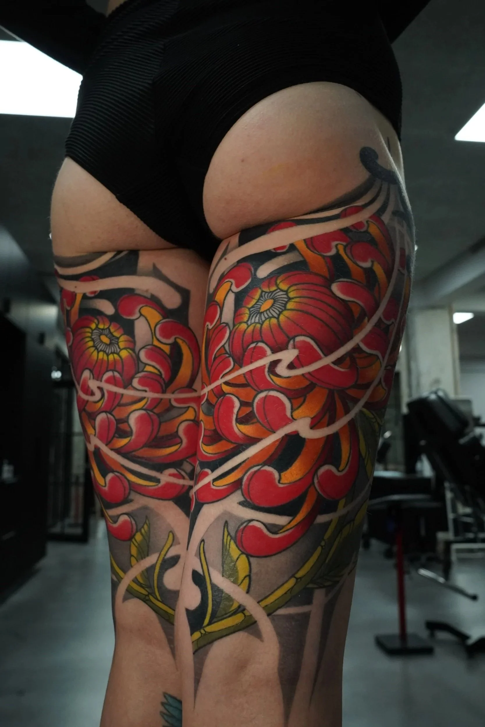 Stort color tattoo piece på begge baglår lavet af tatovør Bruno Mazallo