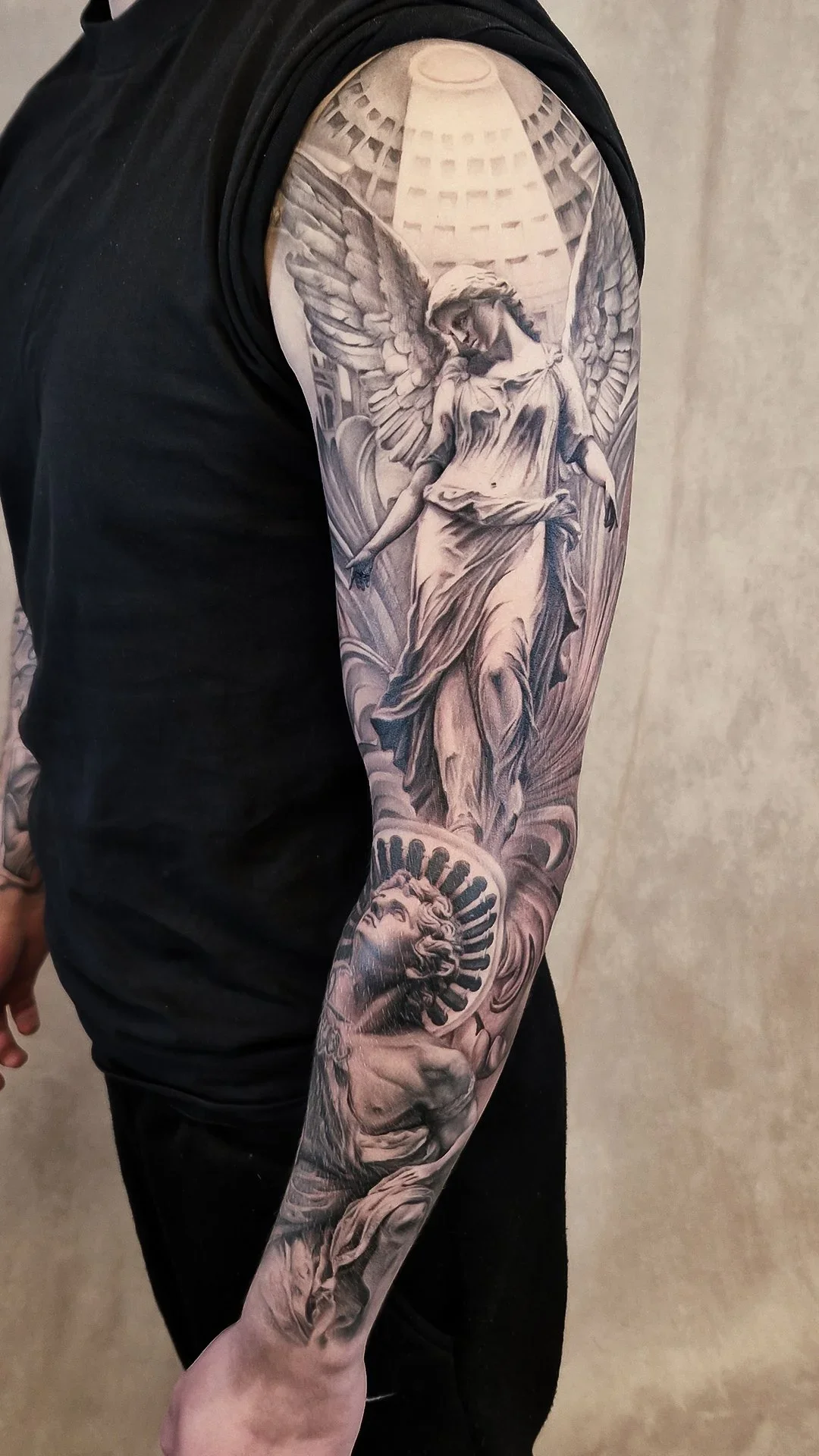 Full sleeve tattoo med statuer – elegant tatovering med klassisk inspiration, lavet hos Lind Studio i Randers