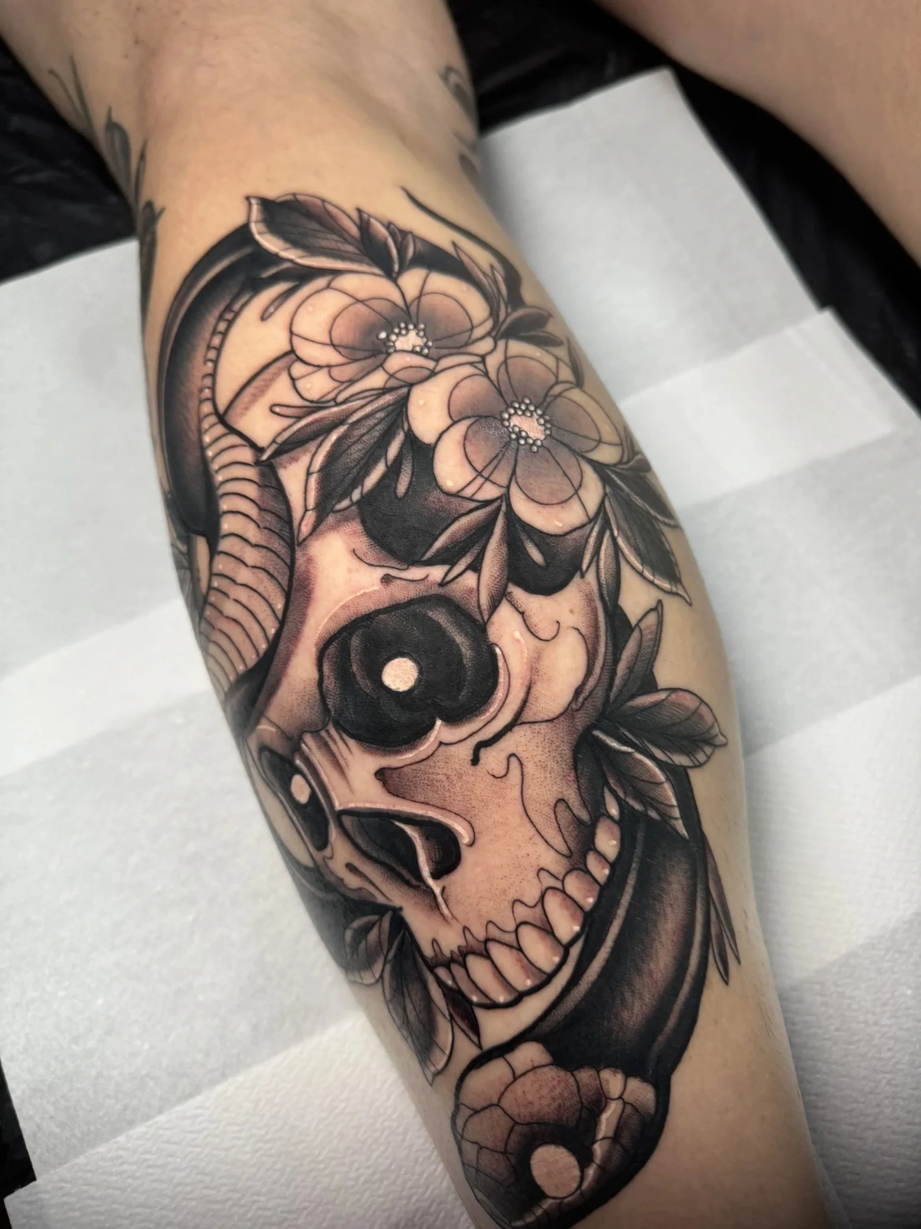 New school skull tattoo med slange og markante detaljer lavet af tatovør Bruno Mazallo