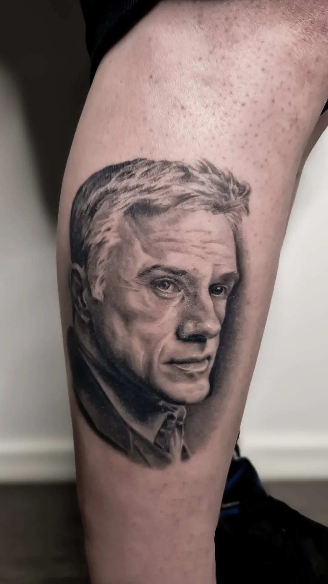 Realistisk tatovering af Christoph Waltz – detaljeret portræt-tattoo udført hos Lind Studio i Randers