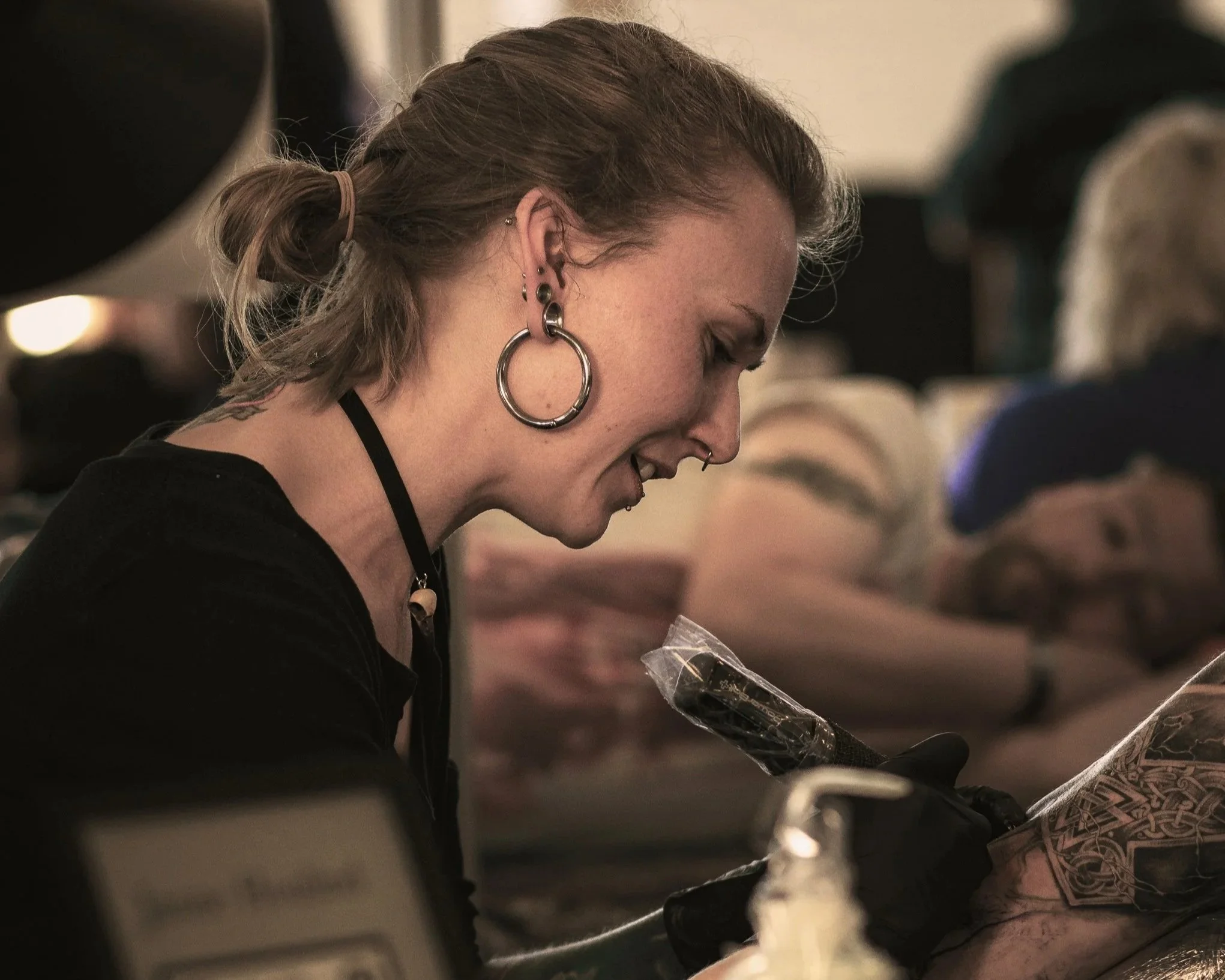 Janne Houlind tattoo artist i gang med sit arbejde