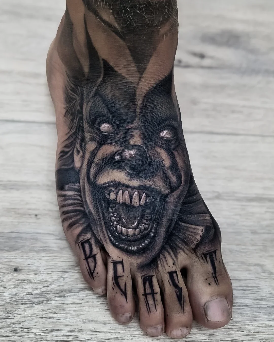 Horror-inspireret klovne-tatovering i realistisk stil – morbid og skræmmende flot design med IT-tema, udført hos Lind Studio i Randers