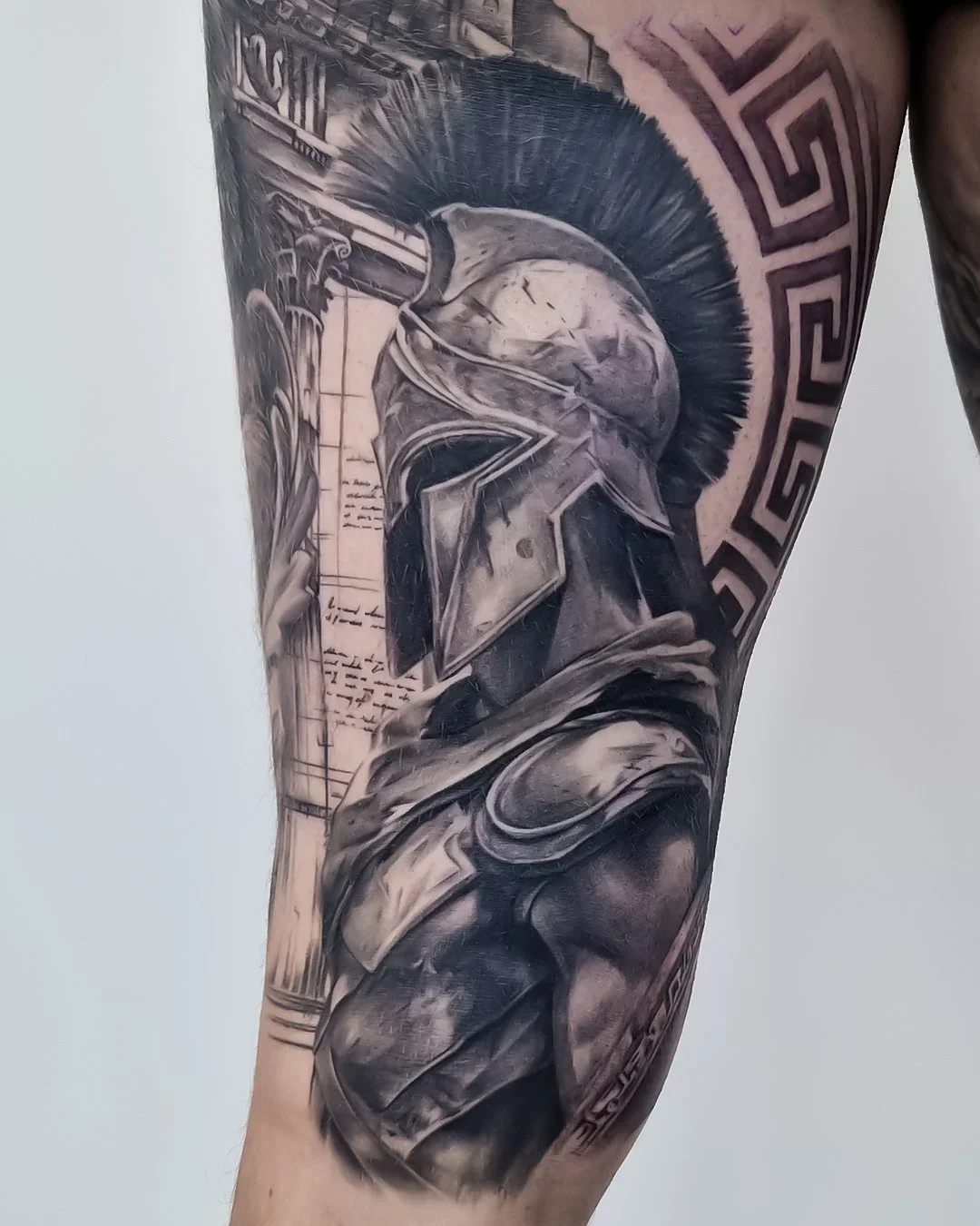 Realistisk black and grey tatovering af gladiator/hoplite-kriger – detaljeret og dramatisk warrior tattoo fra Lind Studio i Randers