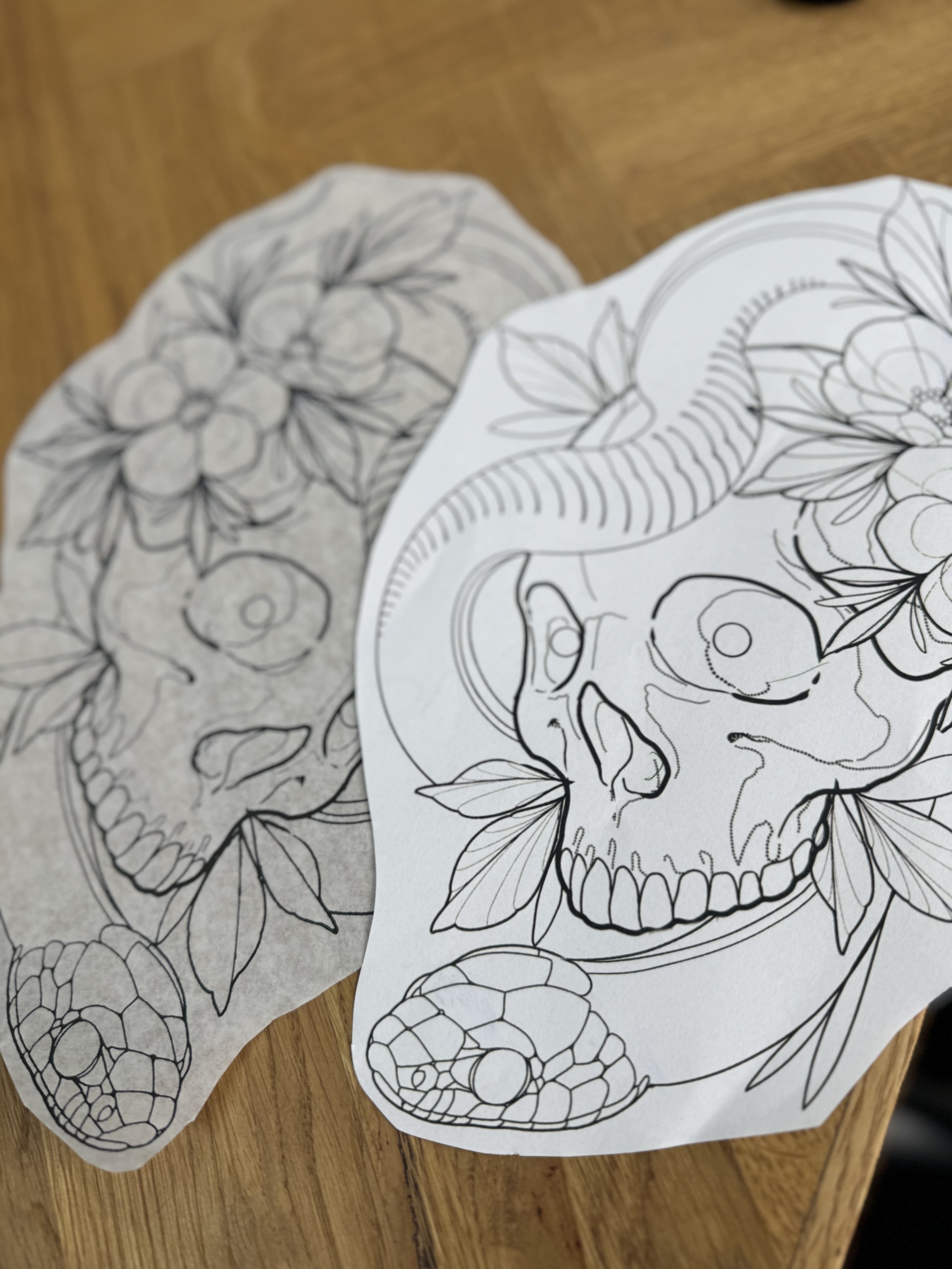 New school skull stencil tattoo med karakteristiske detaljer lavet af tatovør Bruno Mazallo