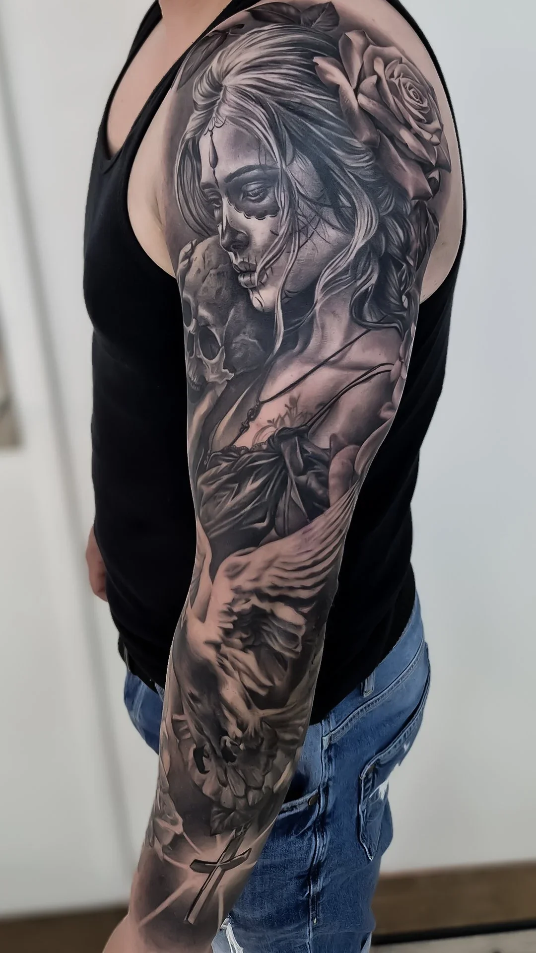 Realistisk full sleeve tatovering med undead kvinde og kranier – mørkt og detaljeret black and grey design udført hos Lind Studio i Randers
