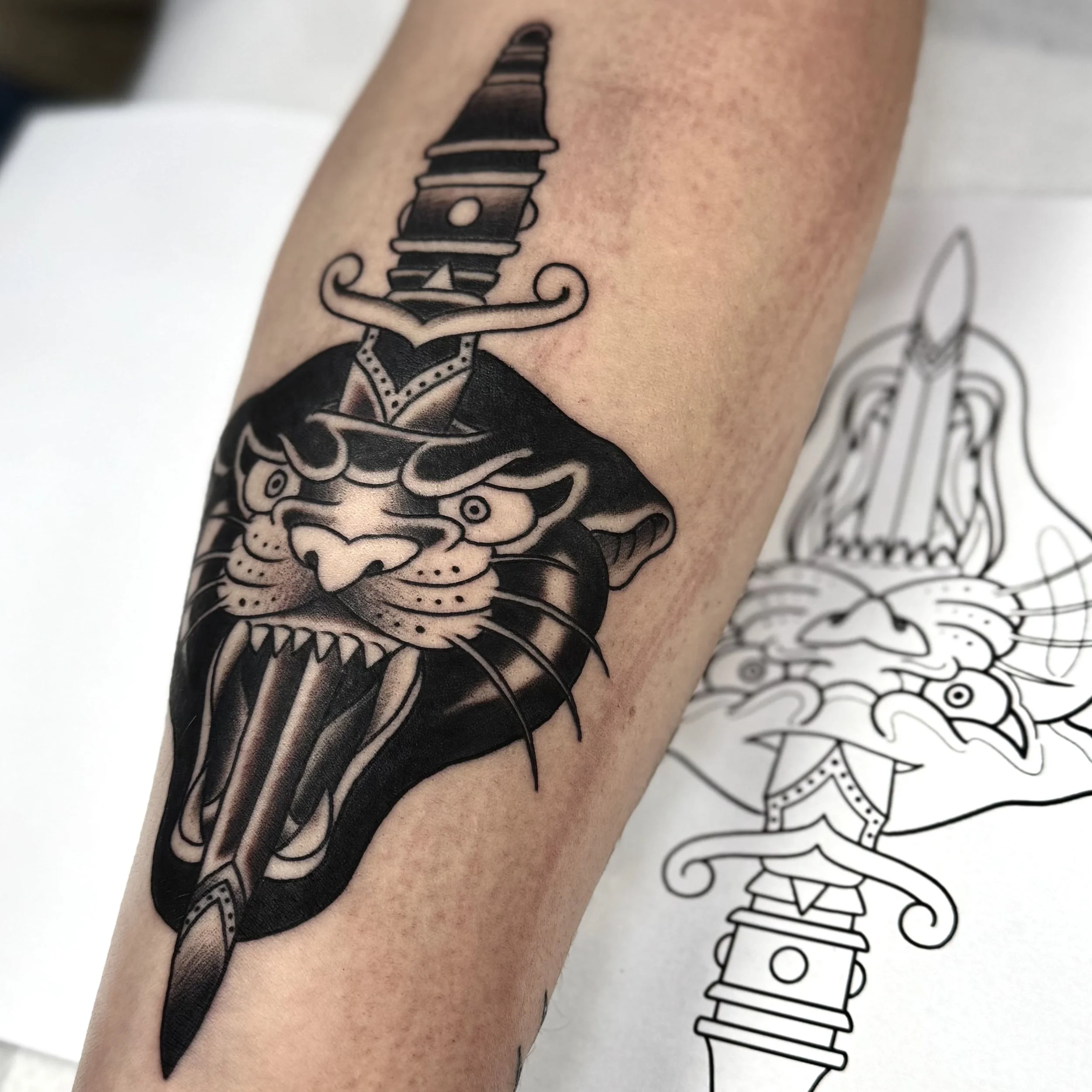 Old school panterhoved tattoo i kraftig blackwork stil lavet af tatovør Bruno Mazallo