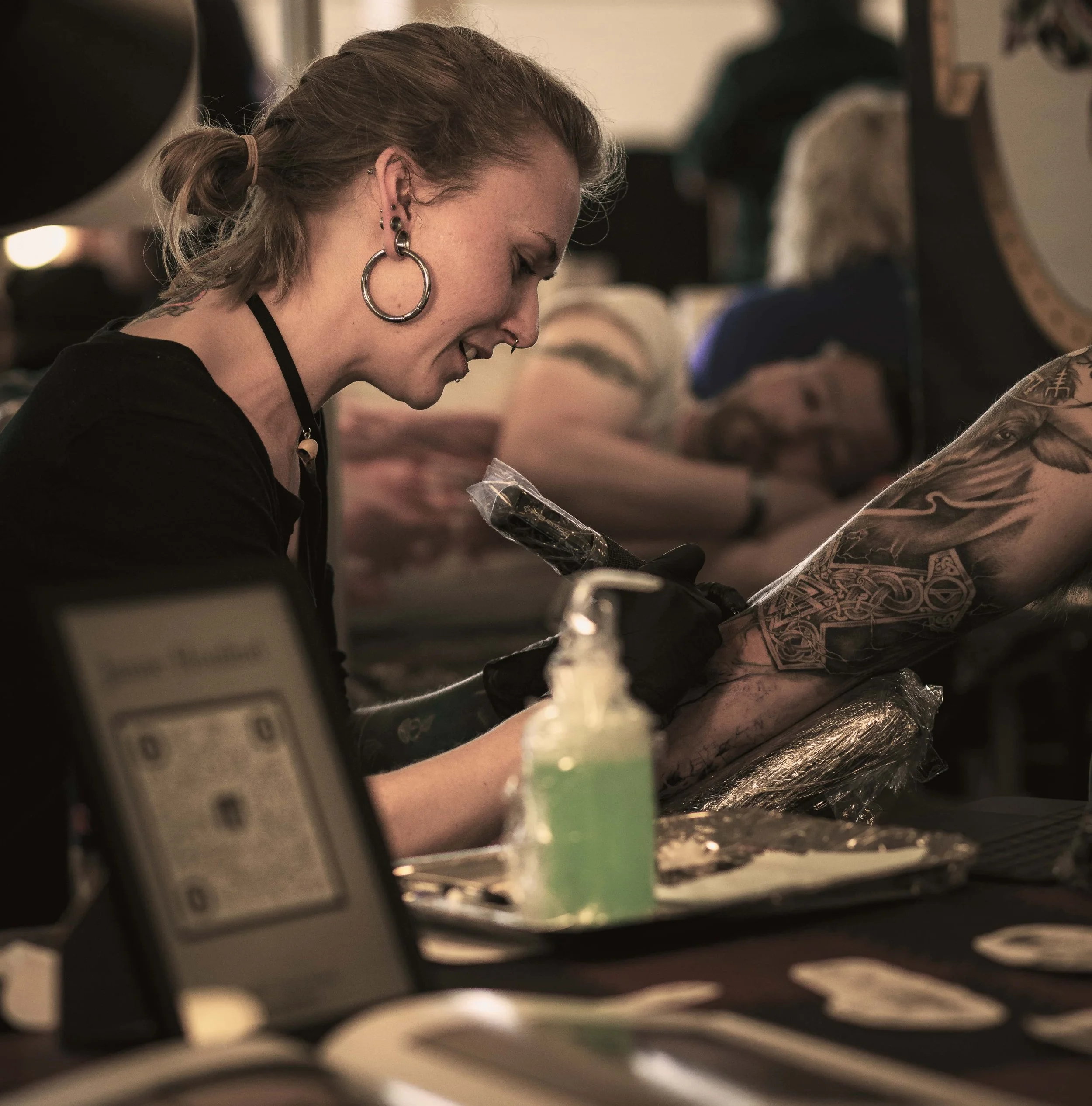 Janne Houlind – en af Danmarks bedste tatovører og indehaver af Lind Studio – i gang med at tatovere