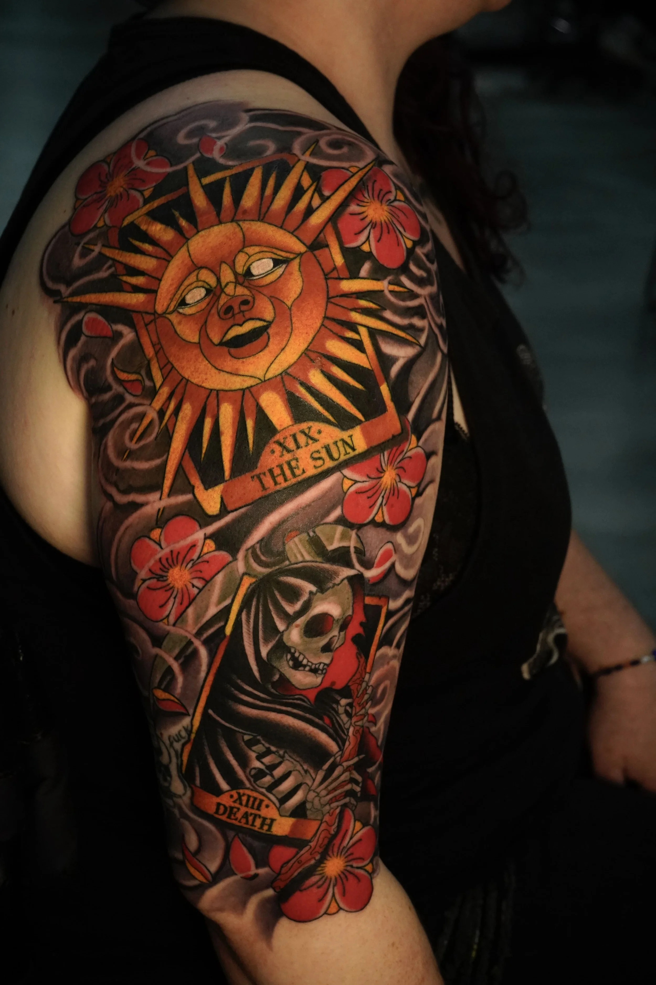 Stort tarot-inspireret armpiece i farver lavet af tatovør Bruno Mazallo