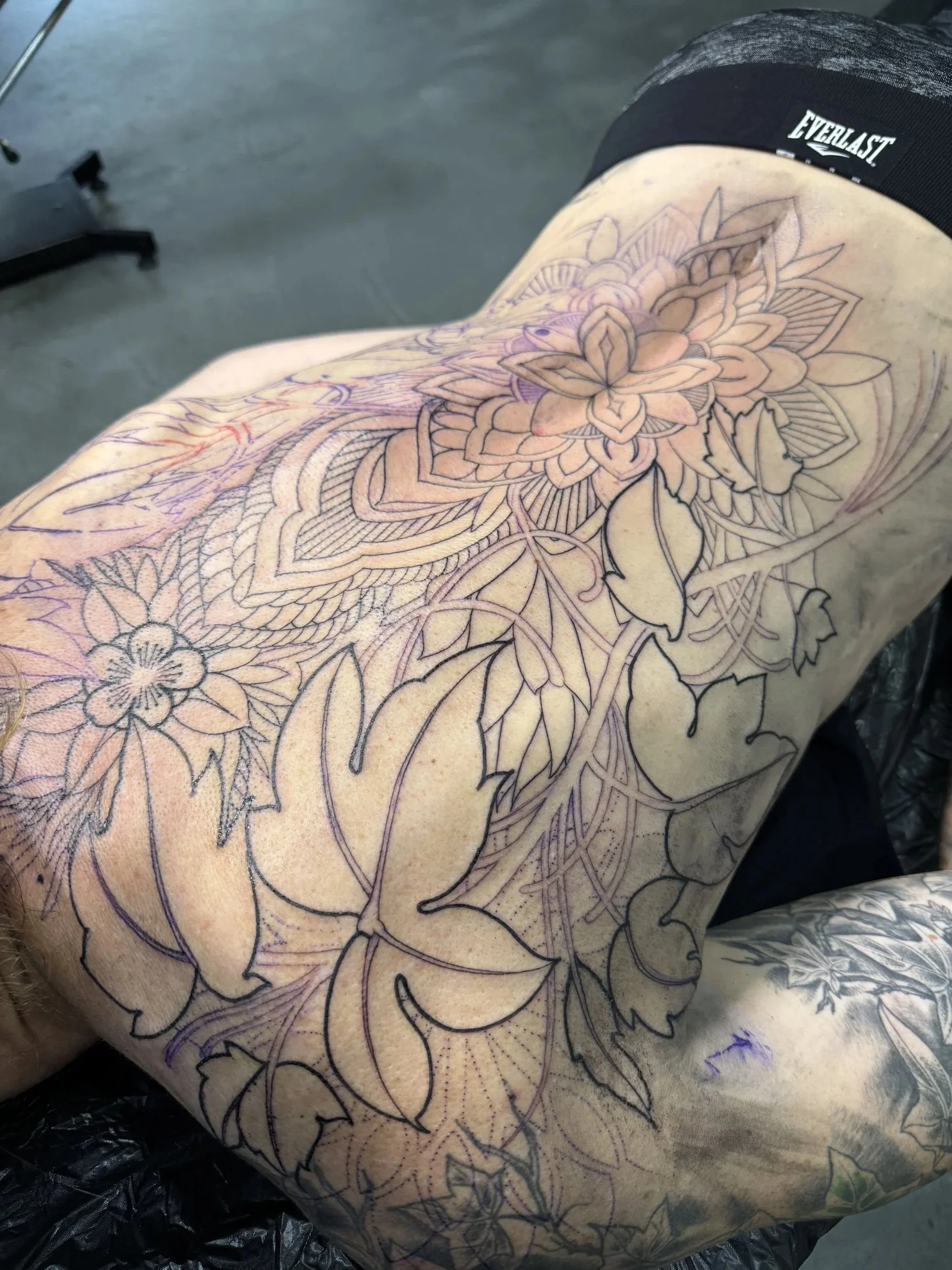 Stort linework tattoo over hele ryggen lavet af tatovør Bruno Mazallo