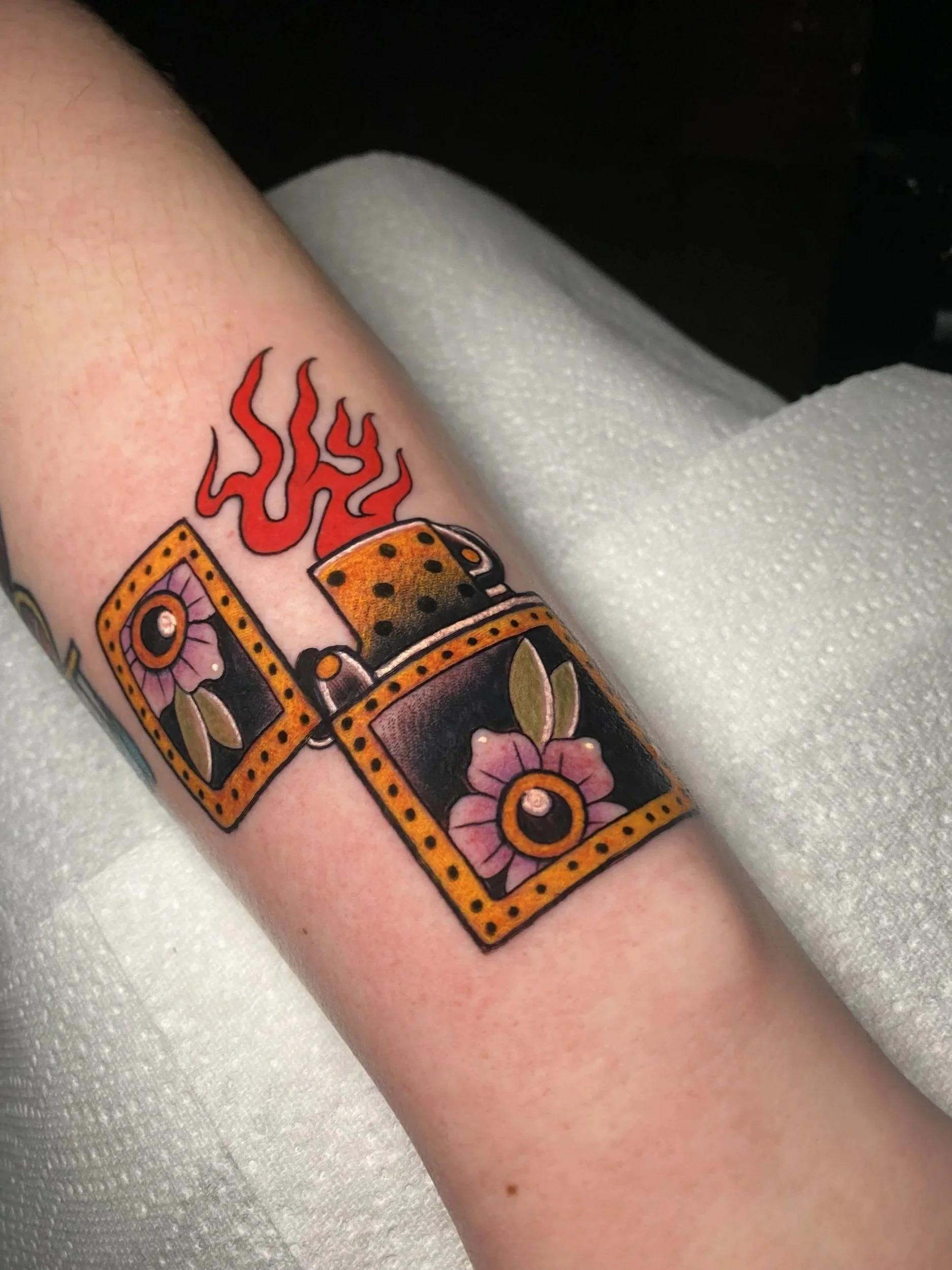 Old school Zippo lighter tattoo i klassisk traditionel stil lavet af tatovør Bruno Mazallo