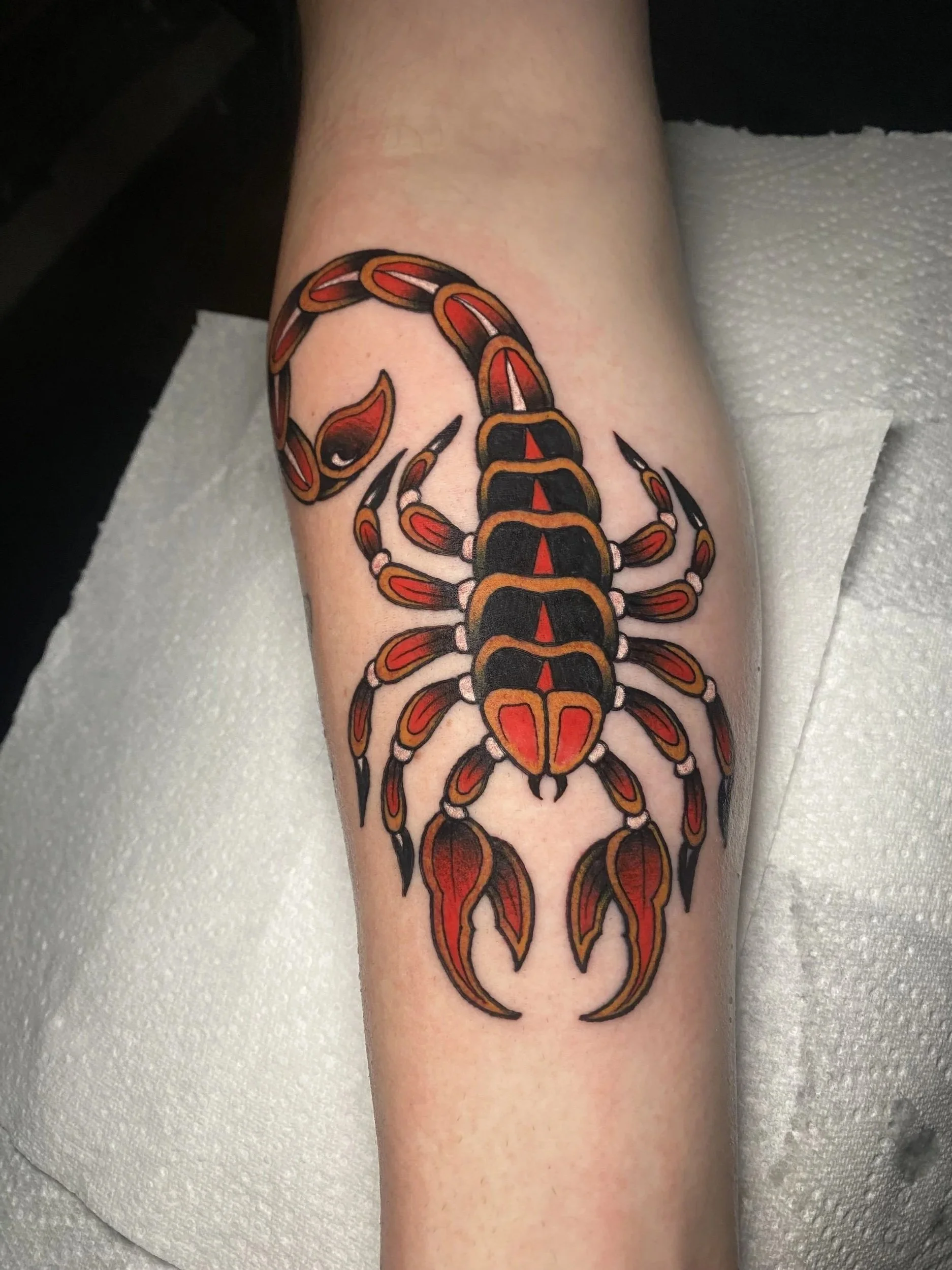 Old school skorpion tattoo med markante detaljer lavet af tatovør Bruno Mazallo
