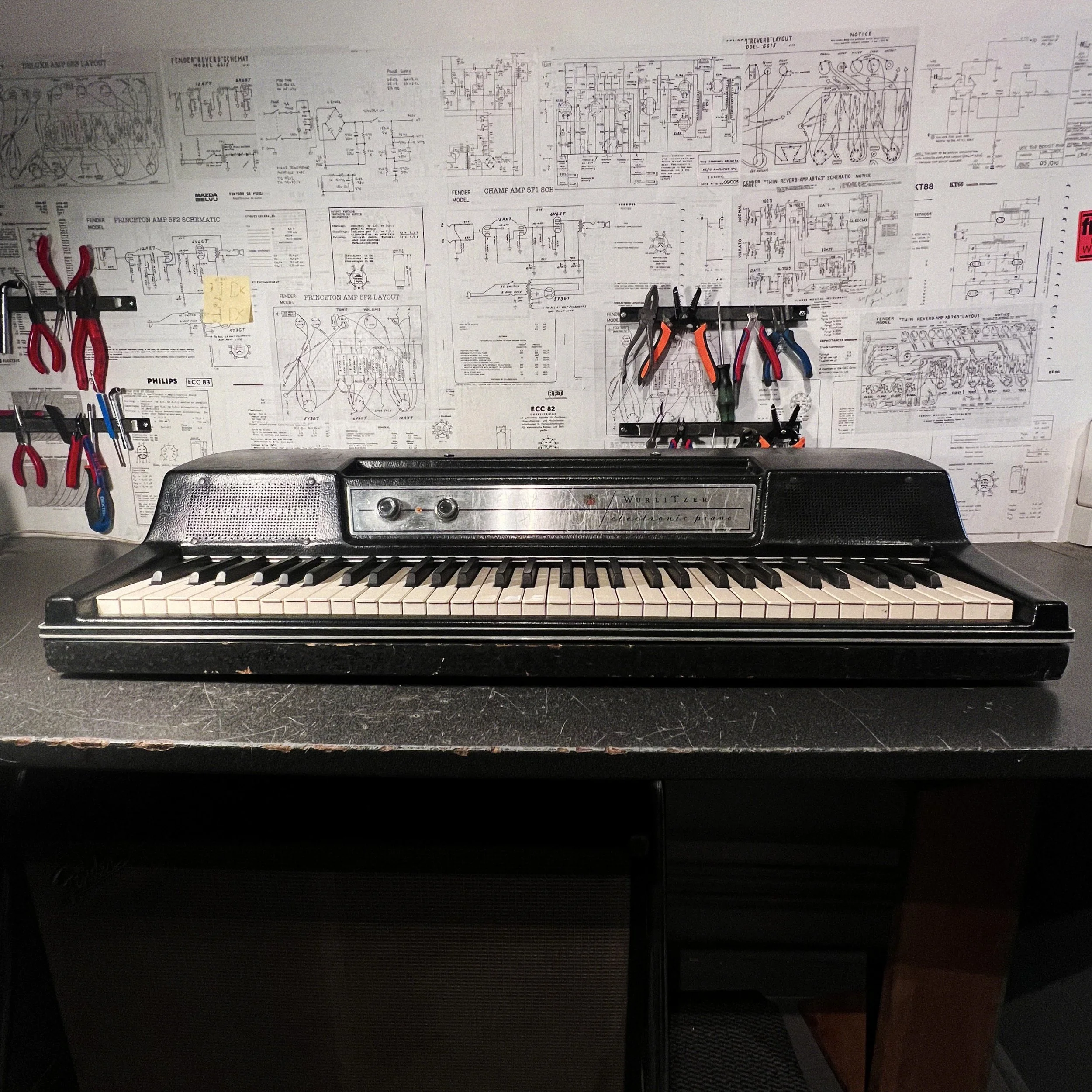 Wurlitzer 200A après restauration, posé sur l’établi de l’atelier