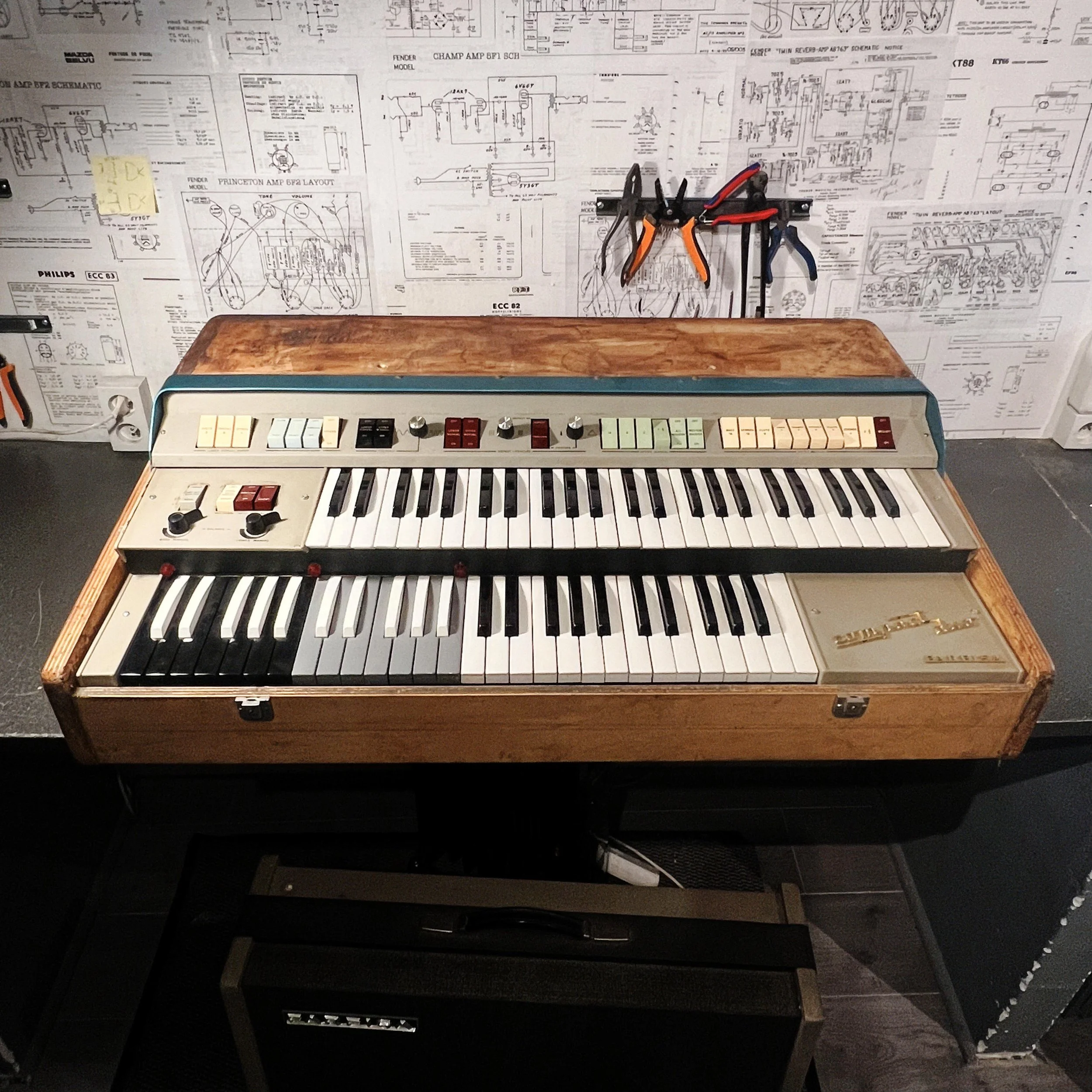 Orgue Farfisa Compact Duo restauré, posé sur l’établi de l’atelier