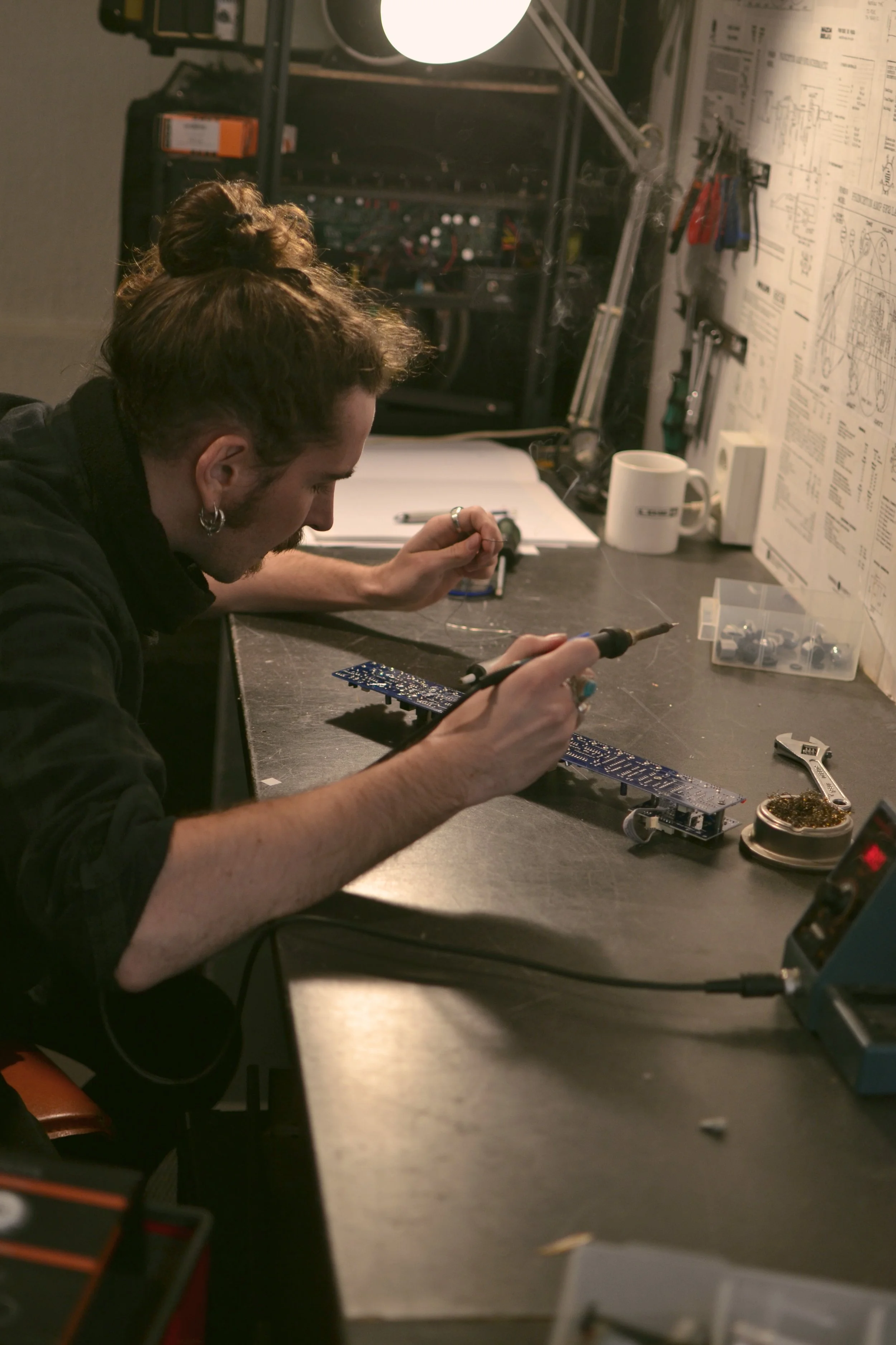 Élève en formation travaillant au fer à souder sur le circuit d’un ampli à lampes