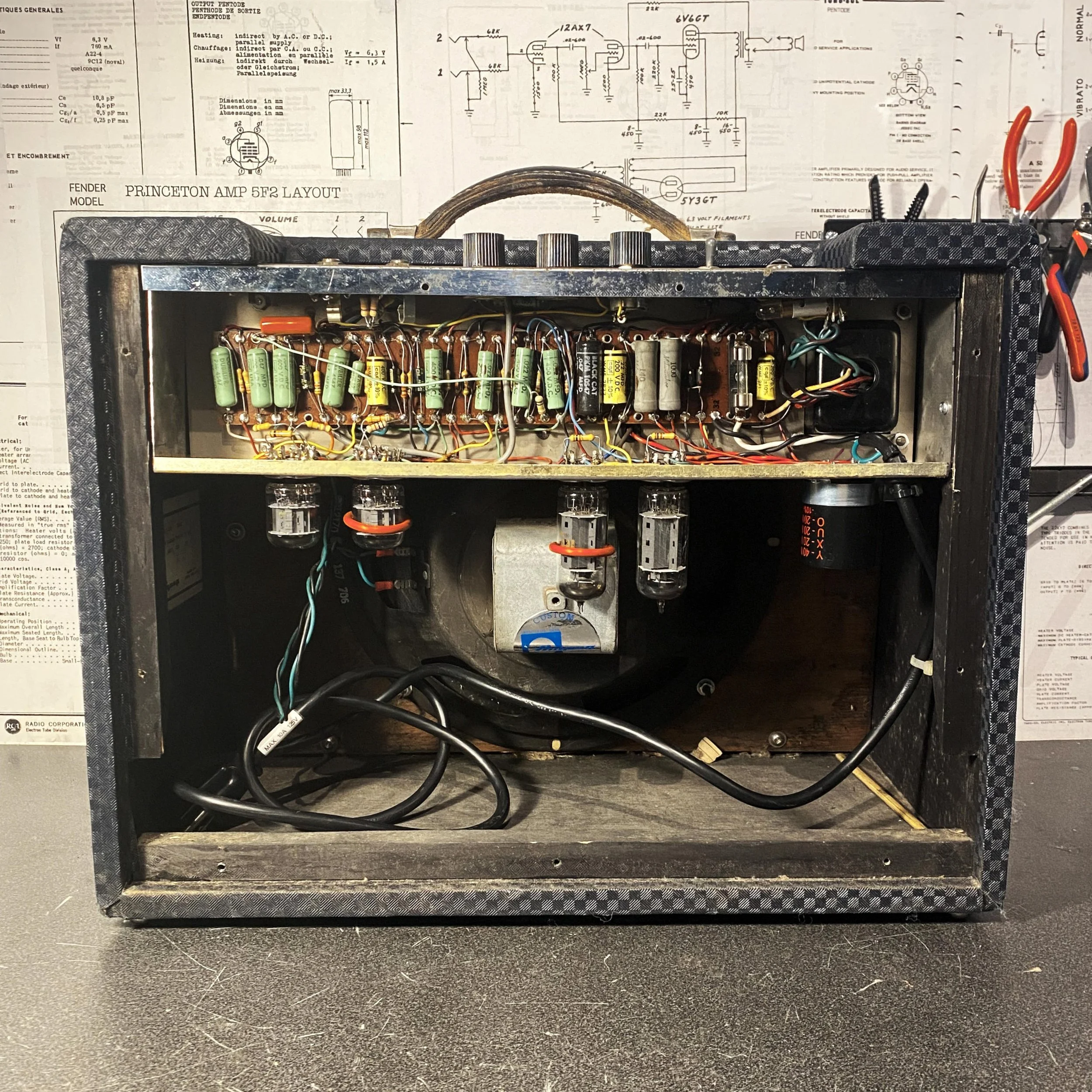 Châssis d’un Ampeg Jet restauré avant remontage