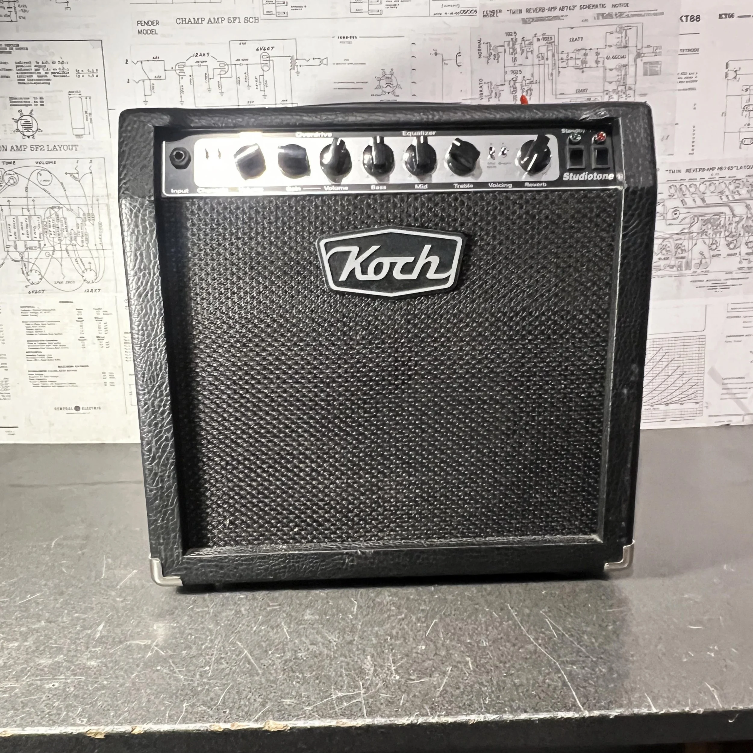 .Ampli Koch Studiotone à lampes après entretien, posé sur l’établi de l’atelier