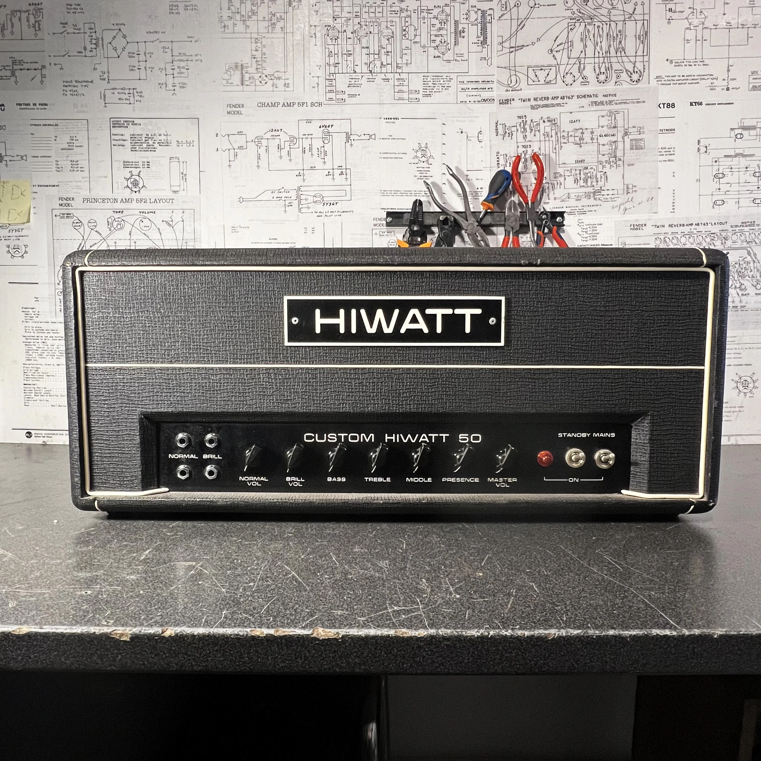 Ampli Hiwatt DR103 à lampes après entretien, posé sur l’établi de l’atelier