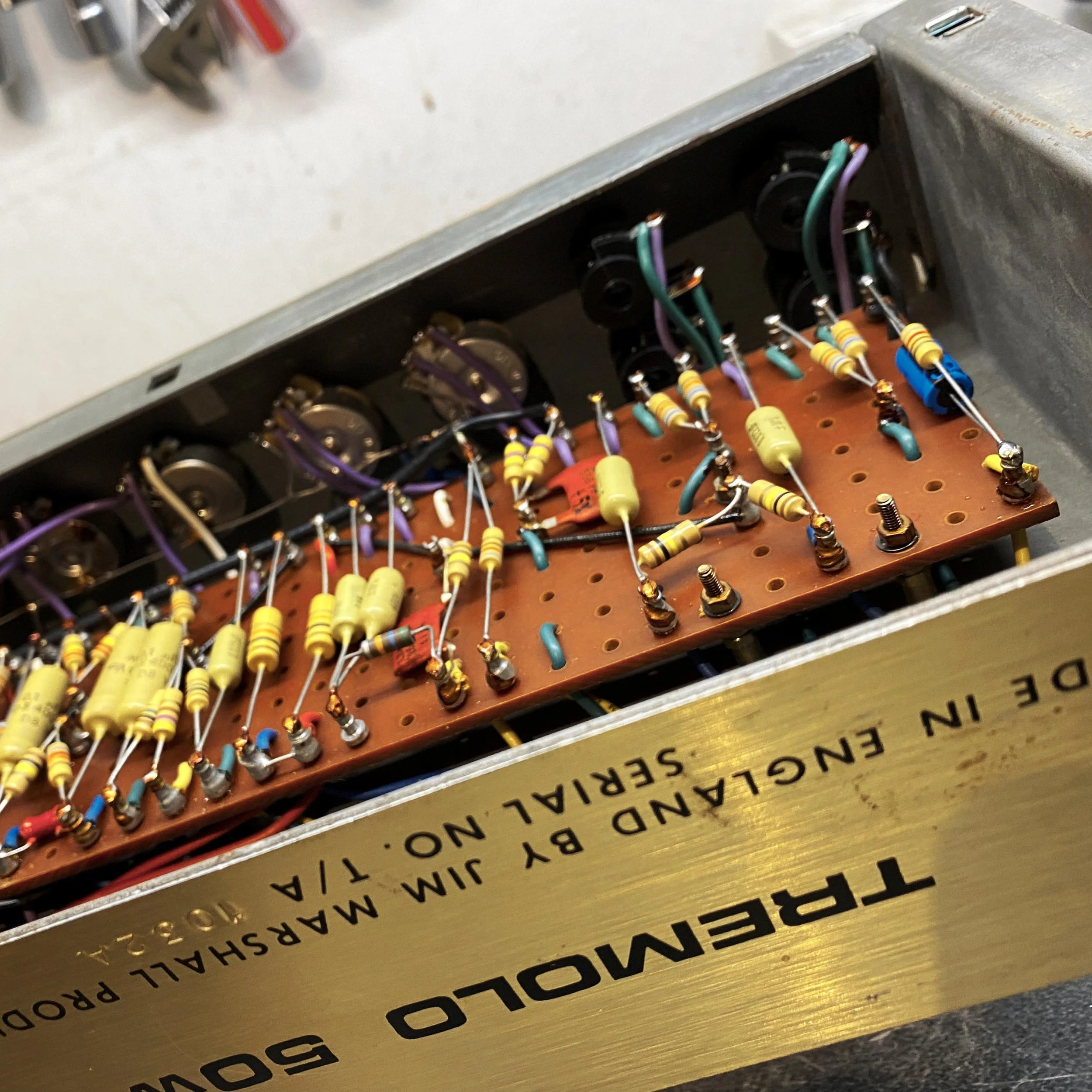 Gros plan sur le châssis d’un Marshall Tremolo 50 de 1970 restauré