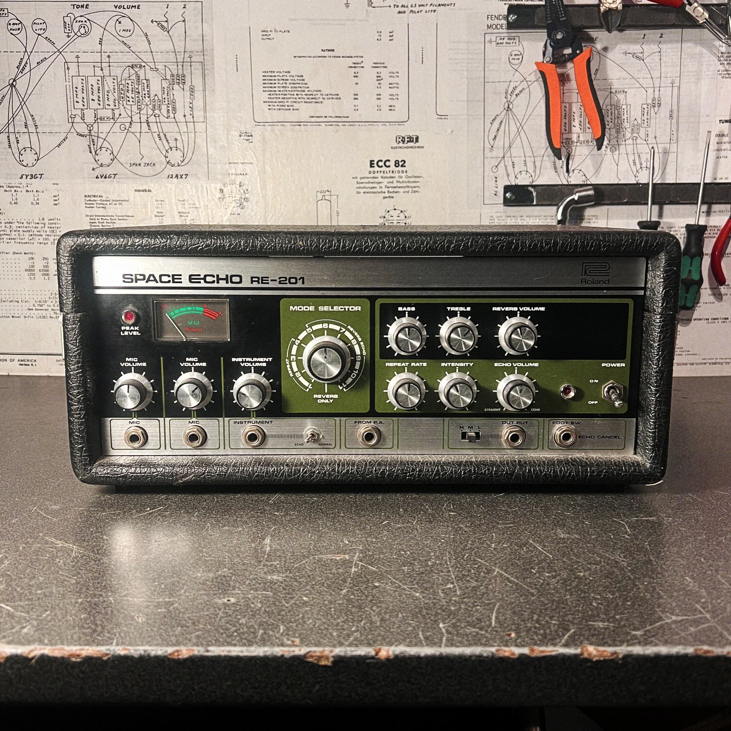 Écho à bande Roland Space Echo RE-201 restauré, posé sur l’établi de l’atelier