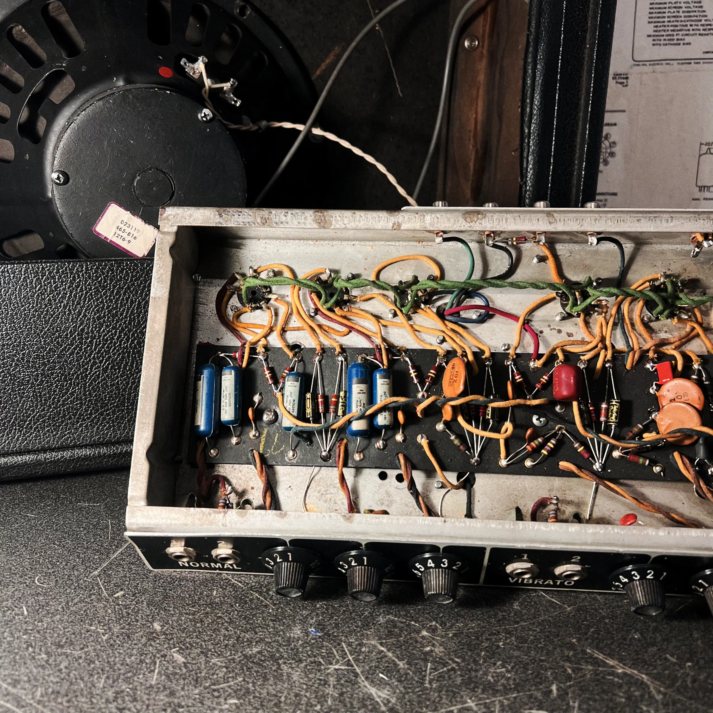 Châssis d’un Fender Deluxe Reverb de 1963 après restauration