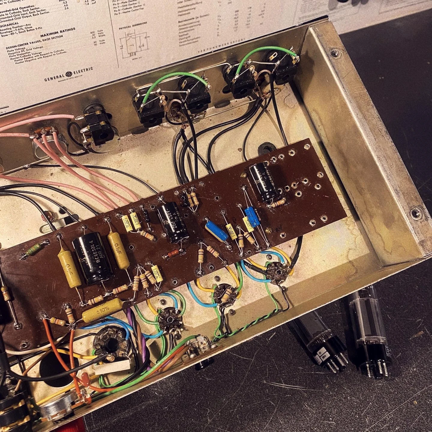 Clone de Marshall JTM45 à lampes réalisé dans un châssis Carlsbro