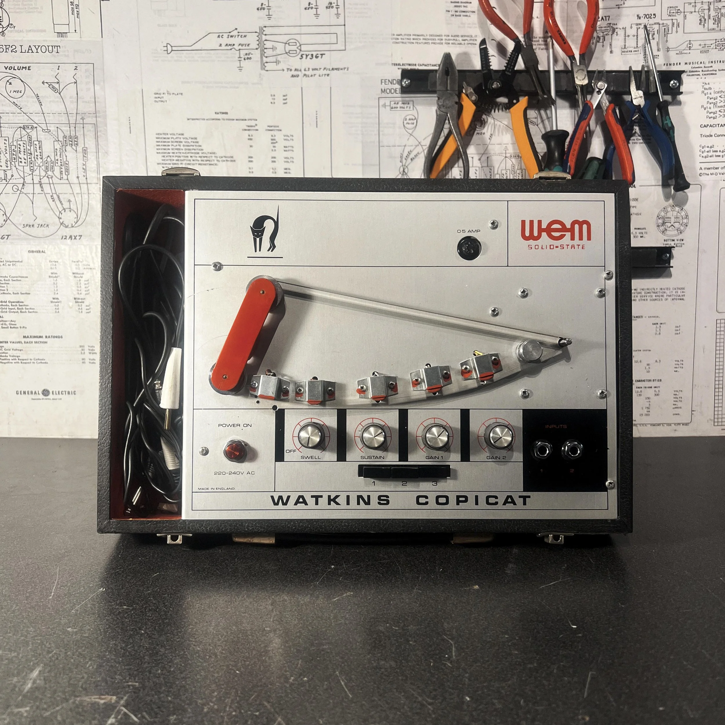 Écho à bande WEM Copicat Mk4 transistor restauré, posé sur l’établi de l’atelier