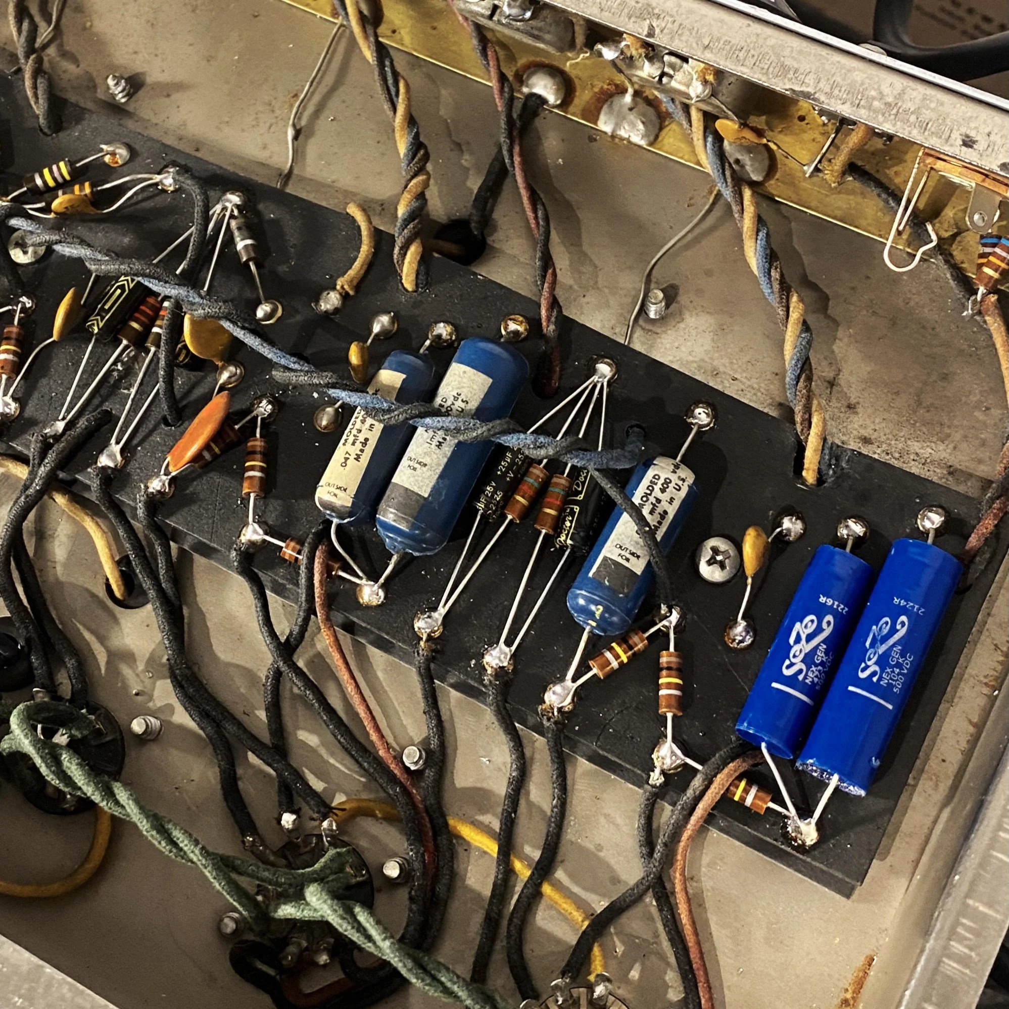 Gros plan sur le préampli d’un Fender Pro après restauration