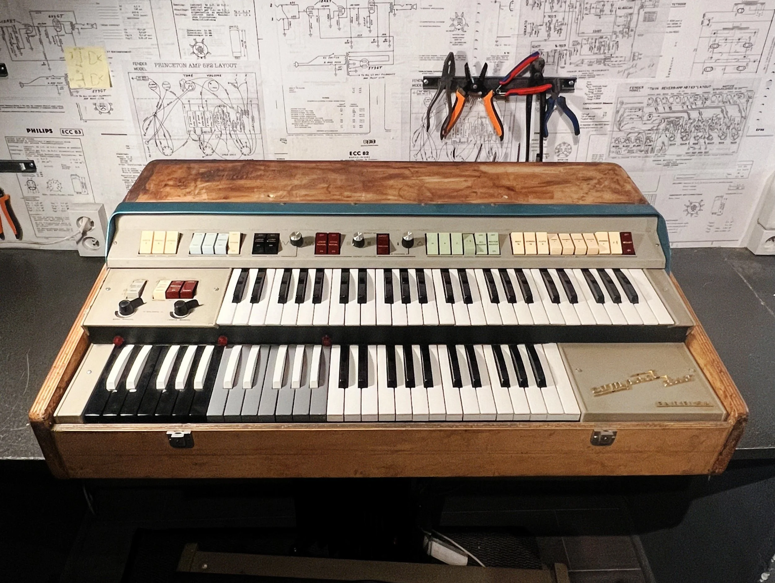 Orgue Farfisa Compact Duo vintage en cours de restauration sur l’établi