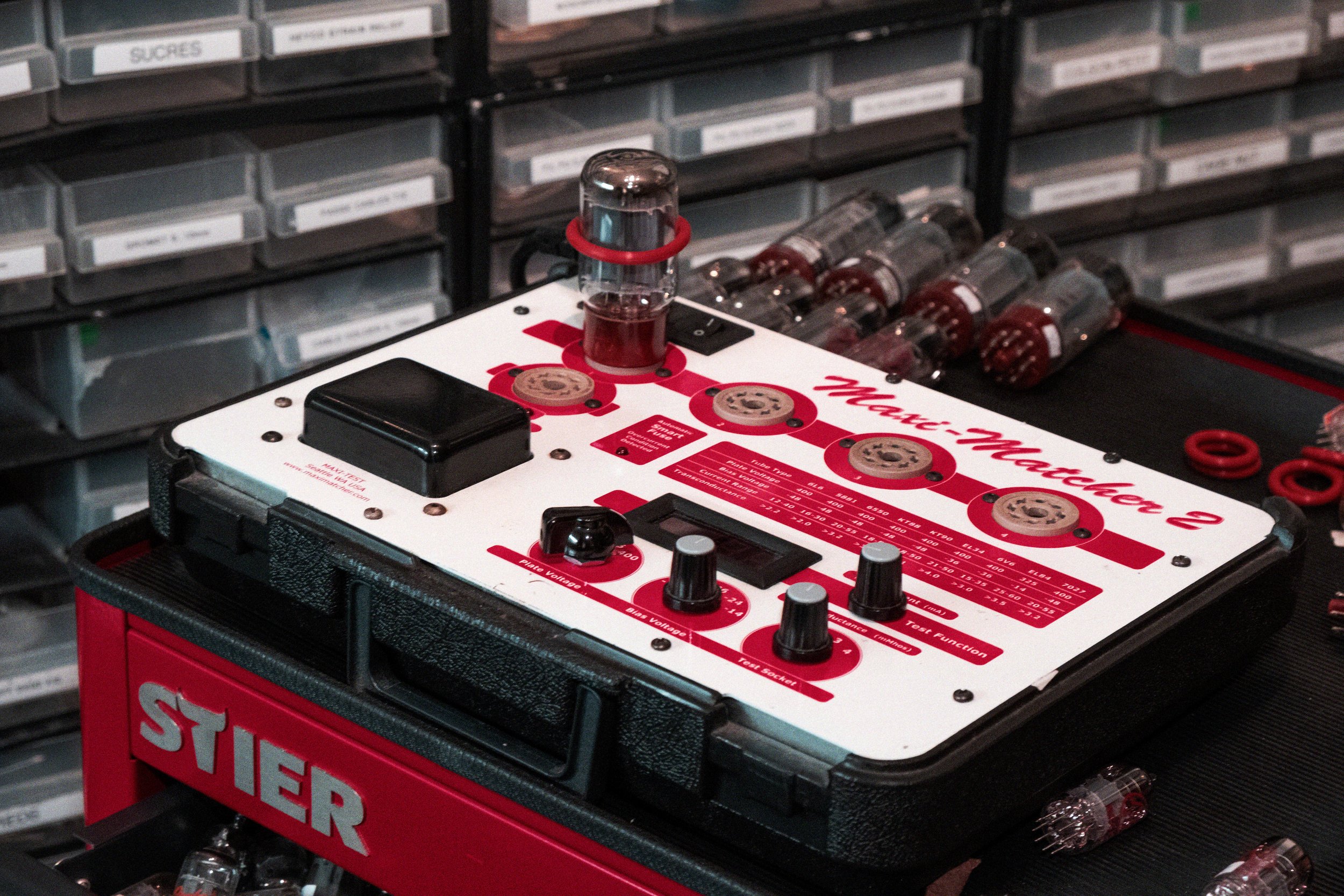 Test des lampes d’un ampli à lampes lors d’un entretien en atelier